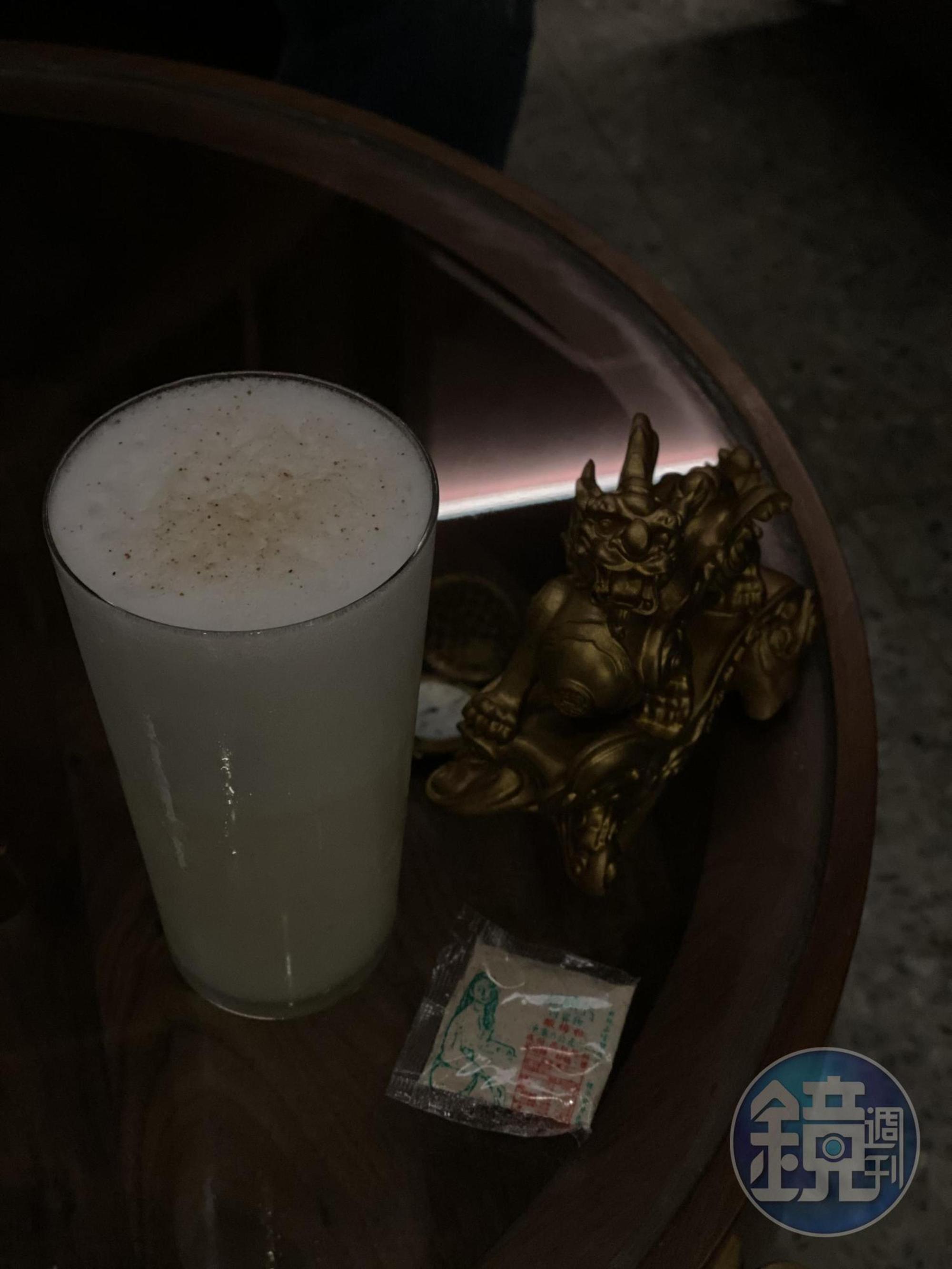 喝起來很像辦桌芭樂汁的可愛調酒「辦桌芭主，非柳莫屬」。（400元／杯）