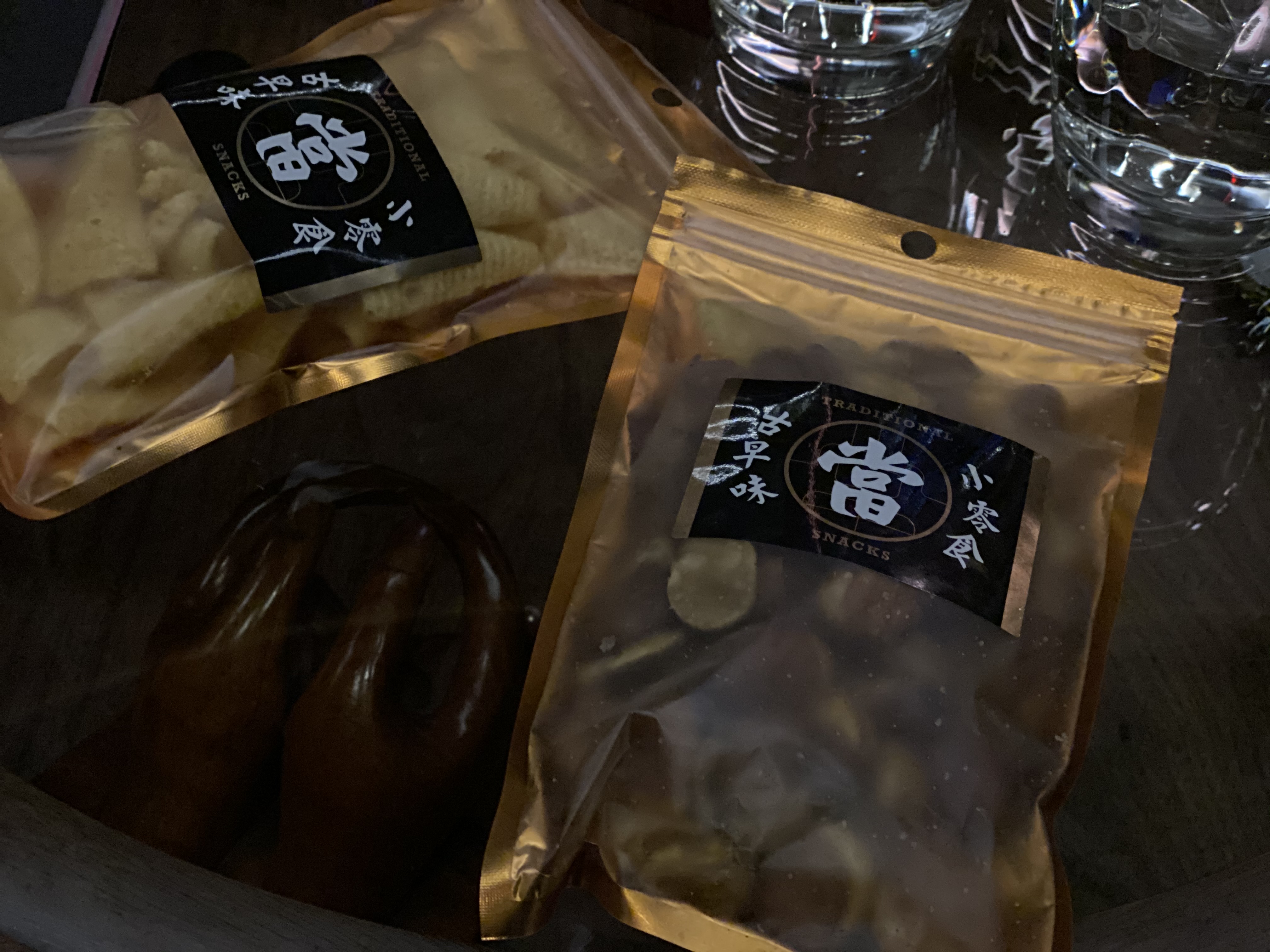 點了蠶豆酥當成小點心，配調酒喝很有意思。（50元／份）