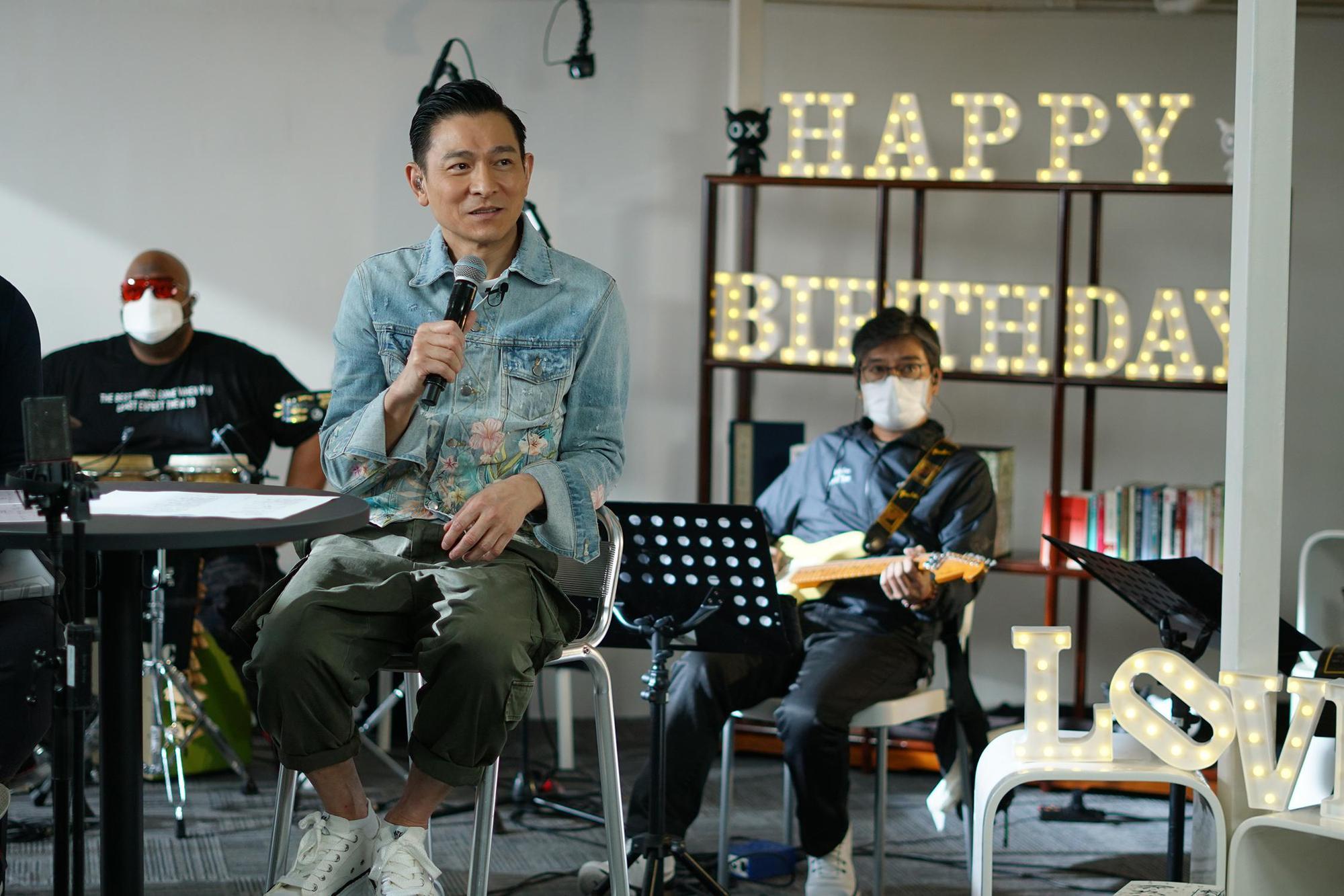劉德華昨天59歲生日，過往會跟歌迷開生日會慶生，但今年因疫情關係改成網上舉行演唱會，跟粉絲一起渡過。（台灣映藝提供）