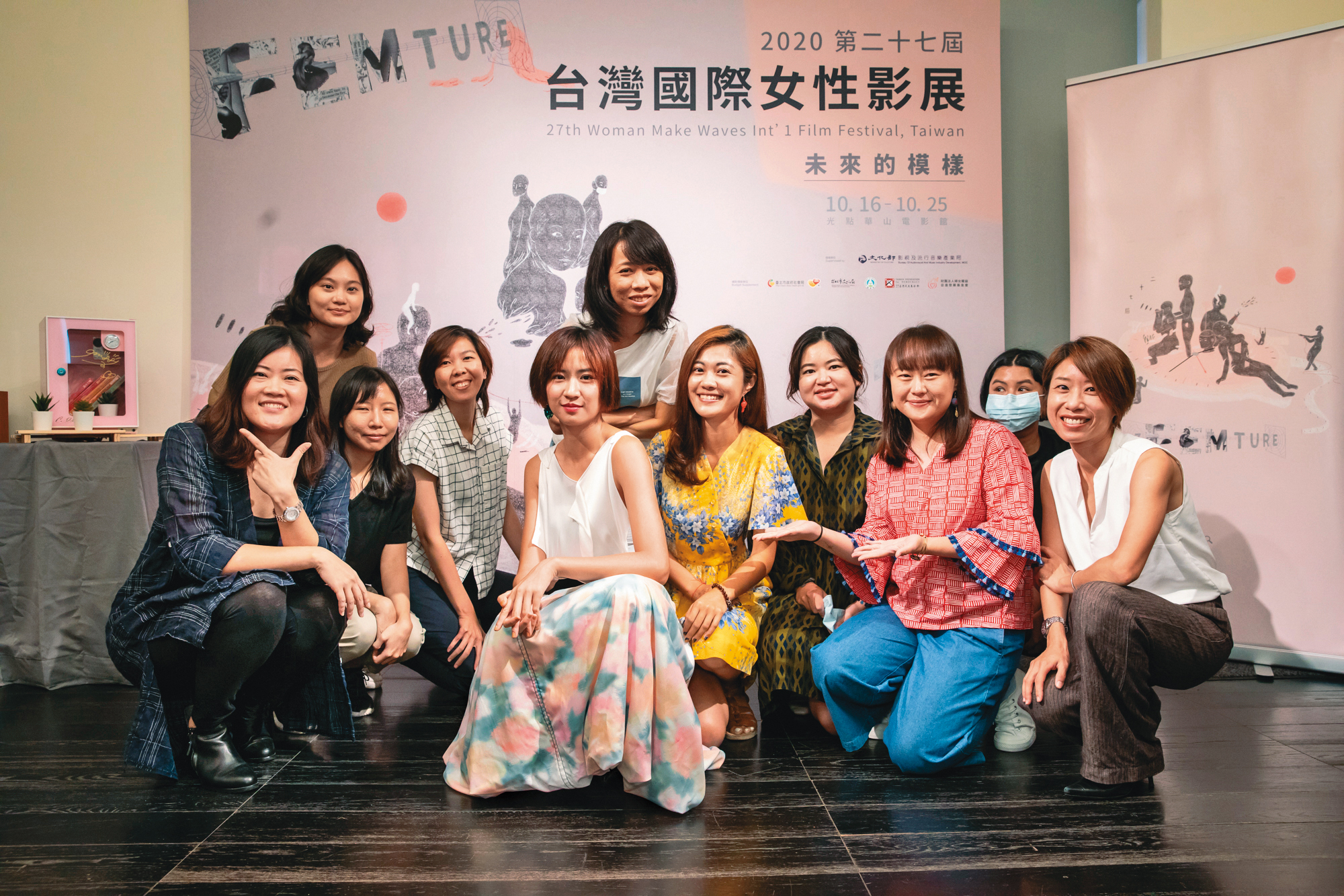 本屆女性影展代言人9m88（前排左四）與女影主席王君琦（右一）、策展人羅珮嘉（左一），以及部分台灣競賽單元入圍者一起出席售票記者會。（女性影展提供）