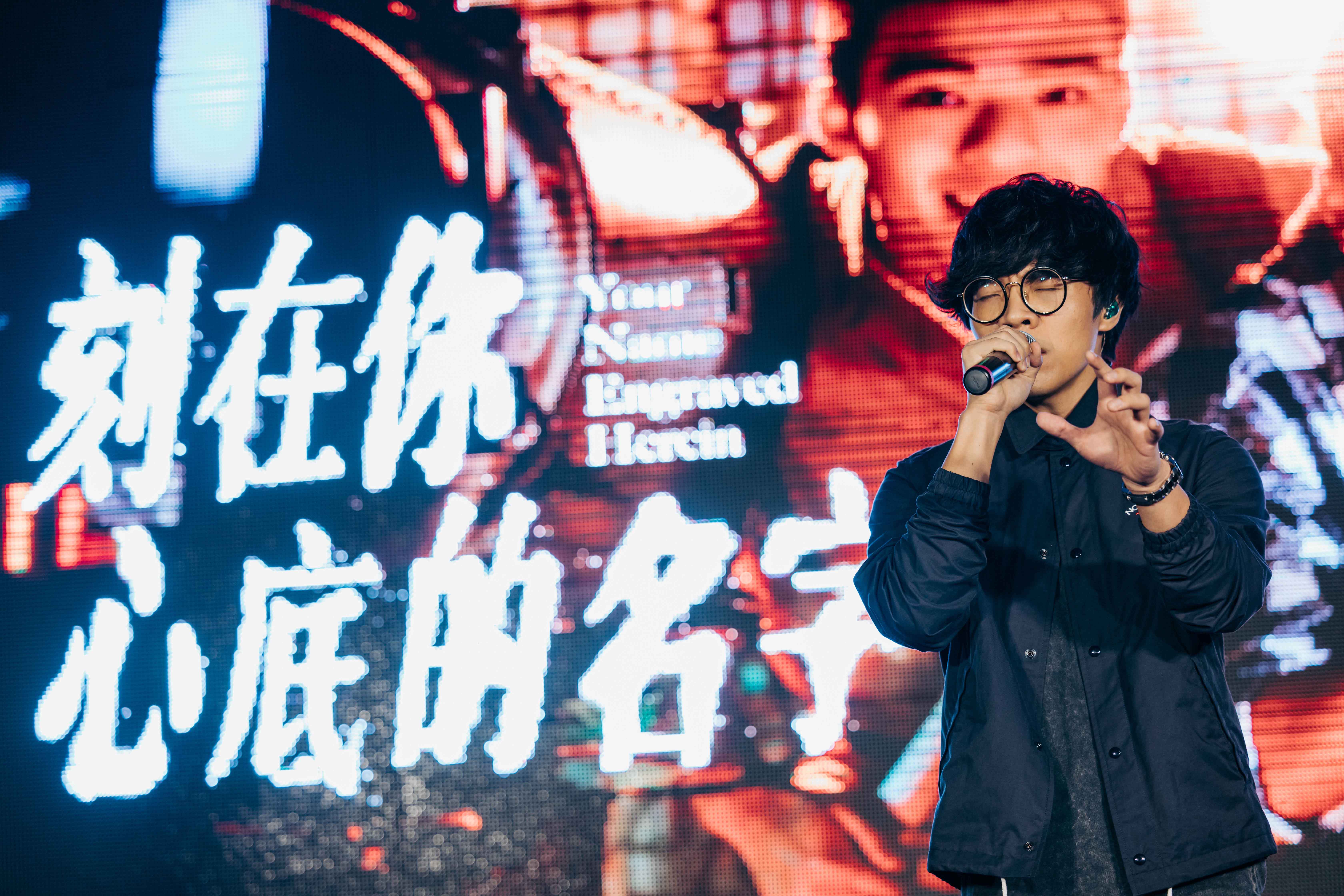 盧廣仲現場演唱電影主題曲〈刻在我心底的名字〉，歌聲動人。（氧氣電影提供） 
