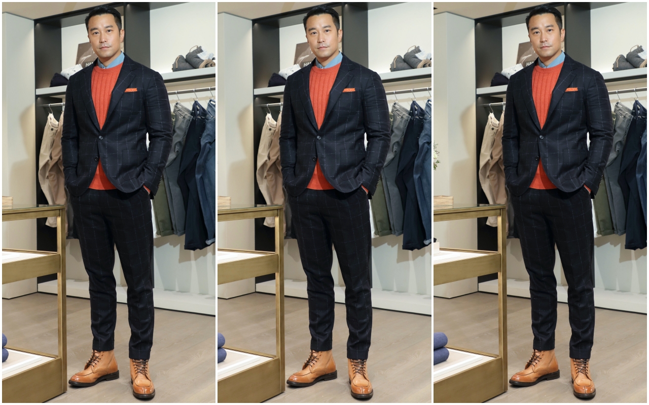 張孝全出席BRUNELLO CUCINELLI新店開幕，身穿深藍條紋西裝NT$174,100、淺藍色襯衫NT$28,000、橘紅色針織衫NT$84,000、紅棕色牛津皮鞋NT$39,400。（藍鐘提供）