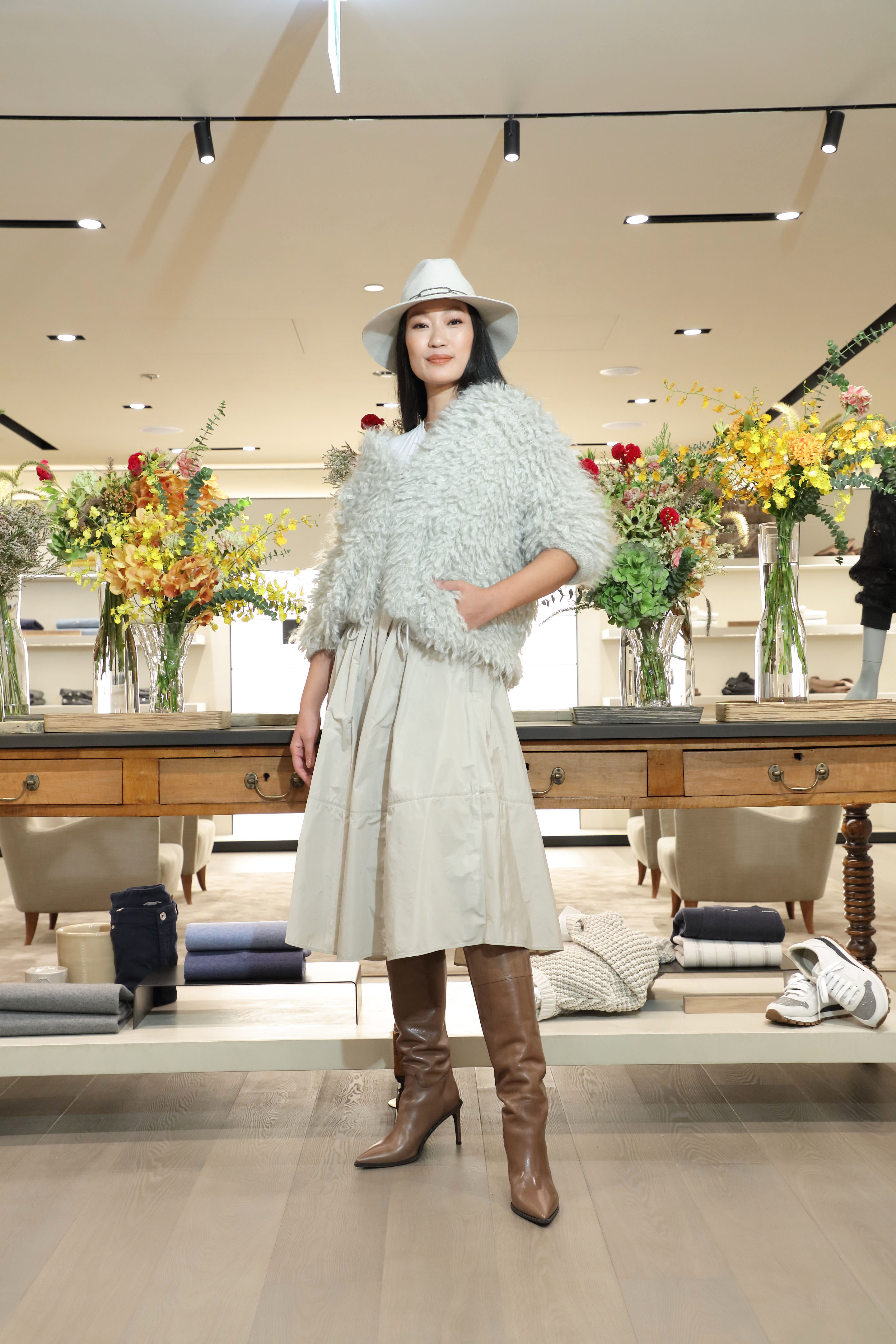 Model林韋君出席演繹BRUNELLO CUCINELLI秋冬裝：羊毛白圓帽NT$48,700、羊絨披肩外套NT$297,000、灰藍中長裙NT$56,400、皮革及膝長靴NT$66,100。（藍鐘提供）