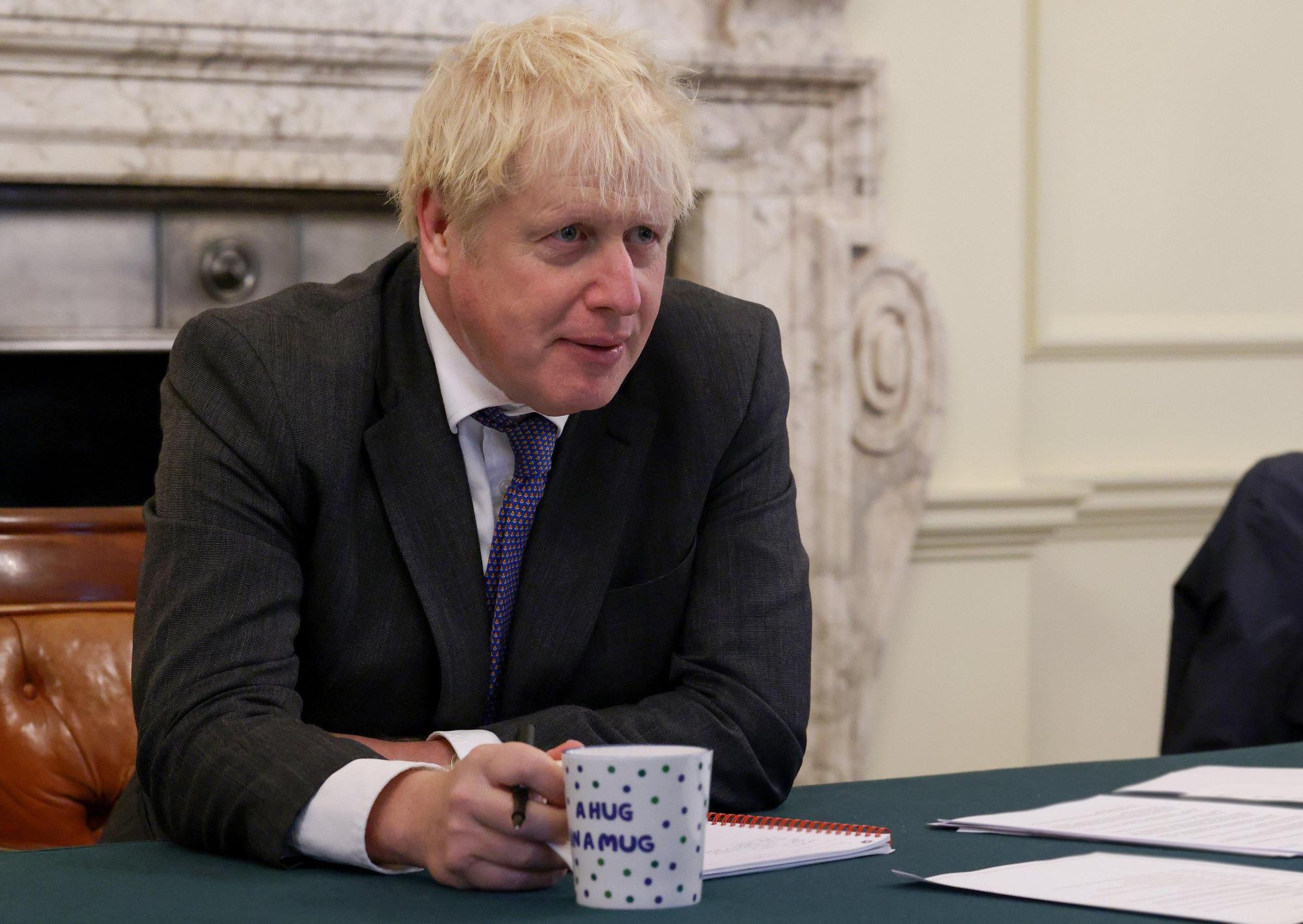 英國首相強生為求防疫,下令酒吧必須在晚上10點打烊,反而讓民眾改回家開趴。(翻攝自Twitter)