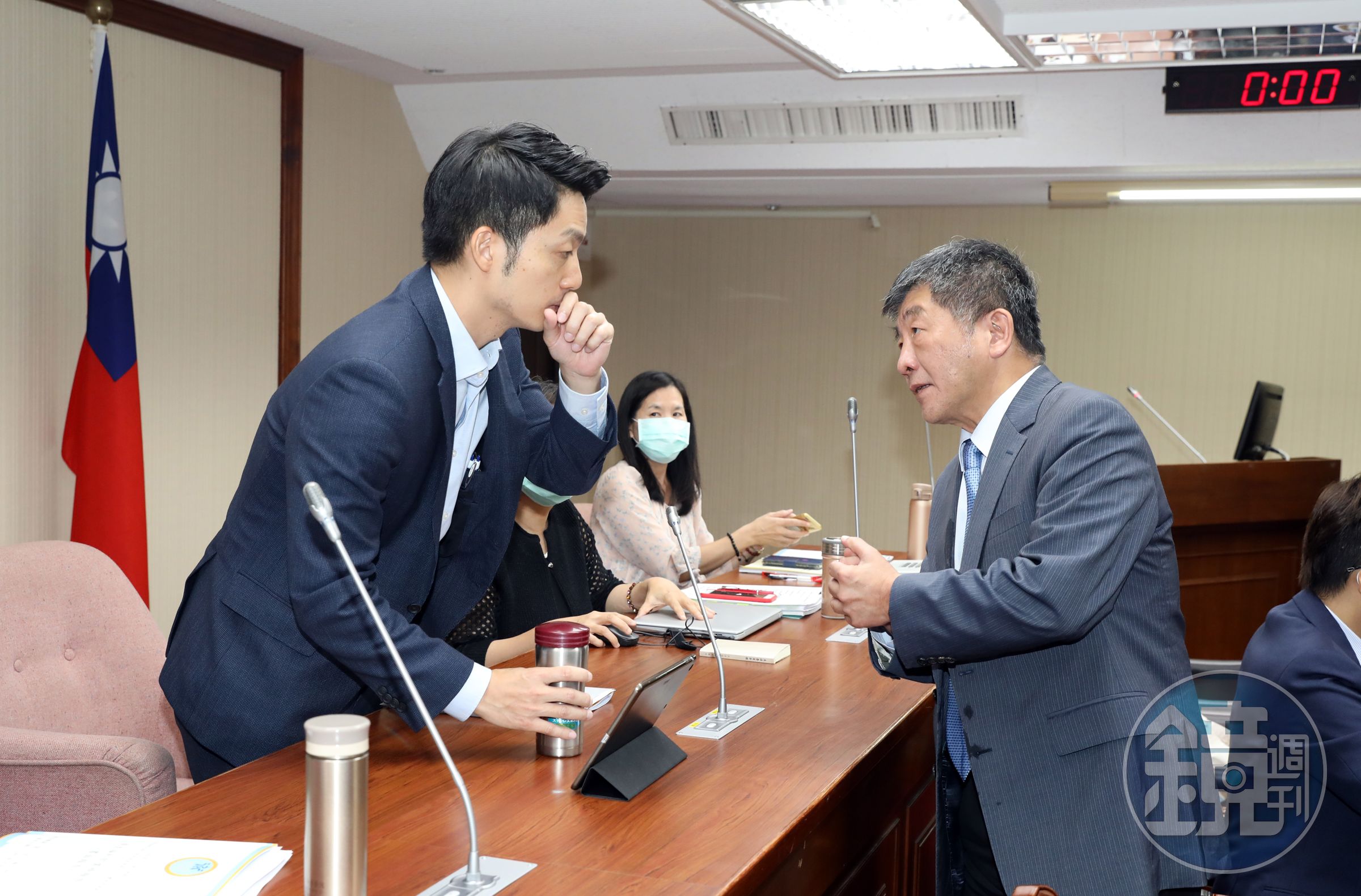 國民黨立委蔣萬安（左）擔任衛環委員會召委，昨在立院針對萊豬開放議題質詢衛福部長陳時中（右），兩人也進行意見交換。