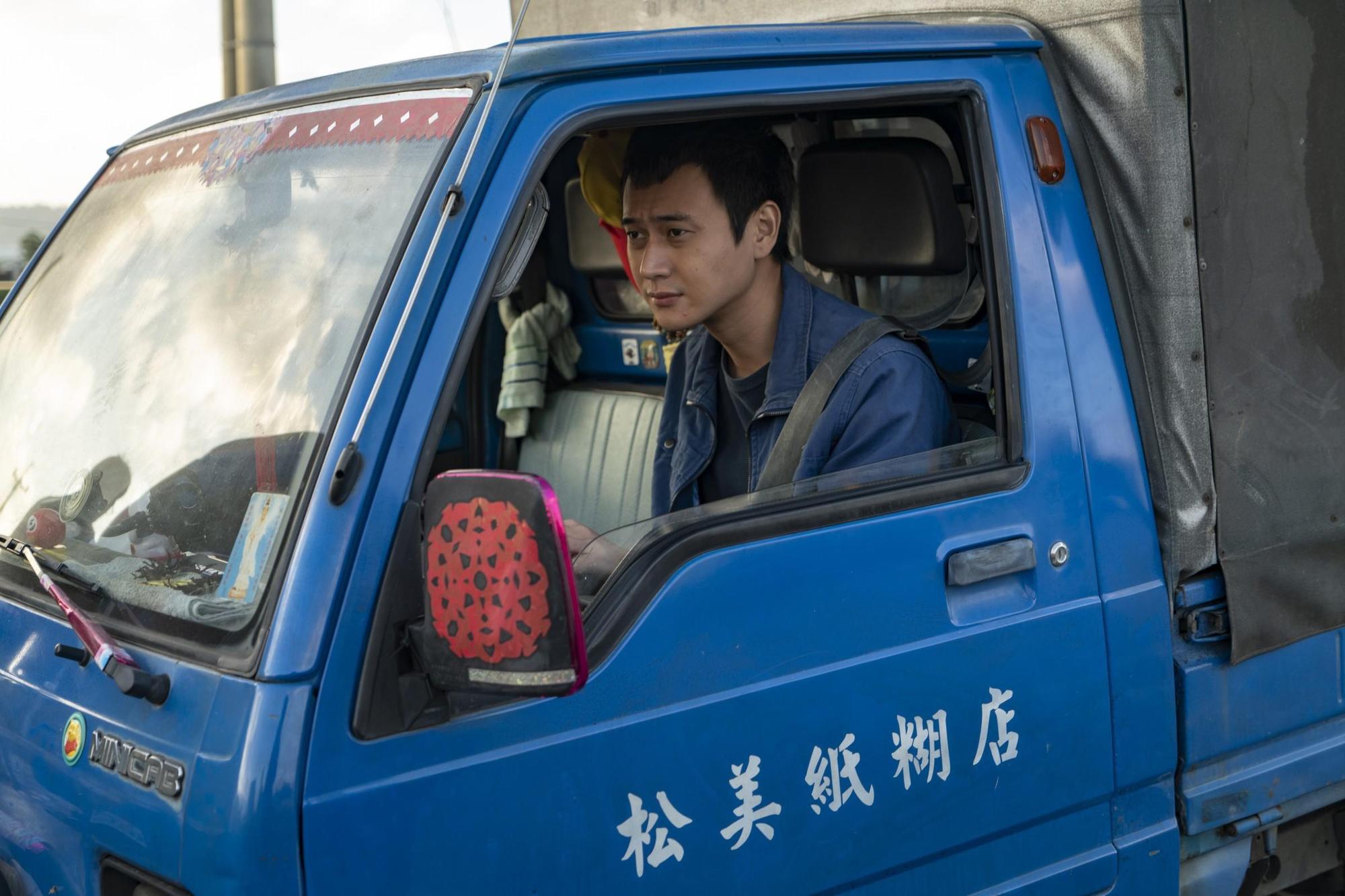 劉冠廷片約不斷，今年金馬獎就有3部片角逐，戲裡他患有結巴，被施名帥笑「一直『嘿…嘿…嘿…』嘿到快斷氣」。（甲上）