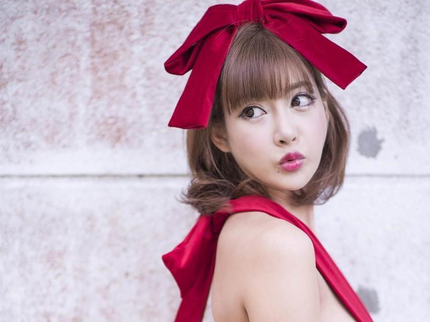 日本暗黑女神明日花綺羅曾來台拍攝性感寫真照,卻意外引發著作權之爭。(又水整合提供)