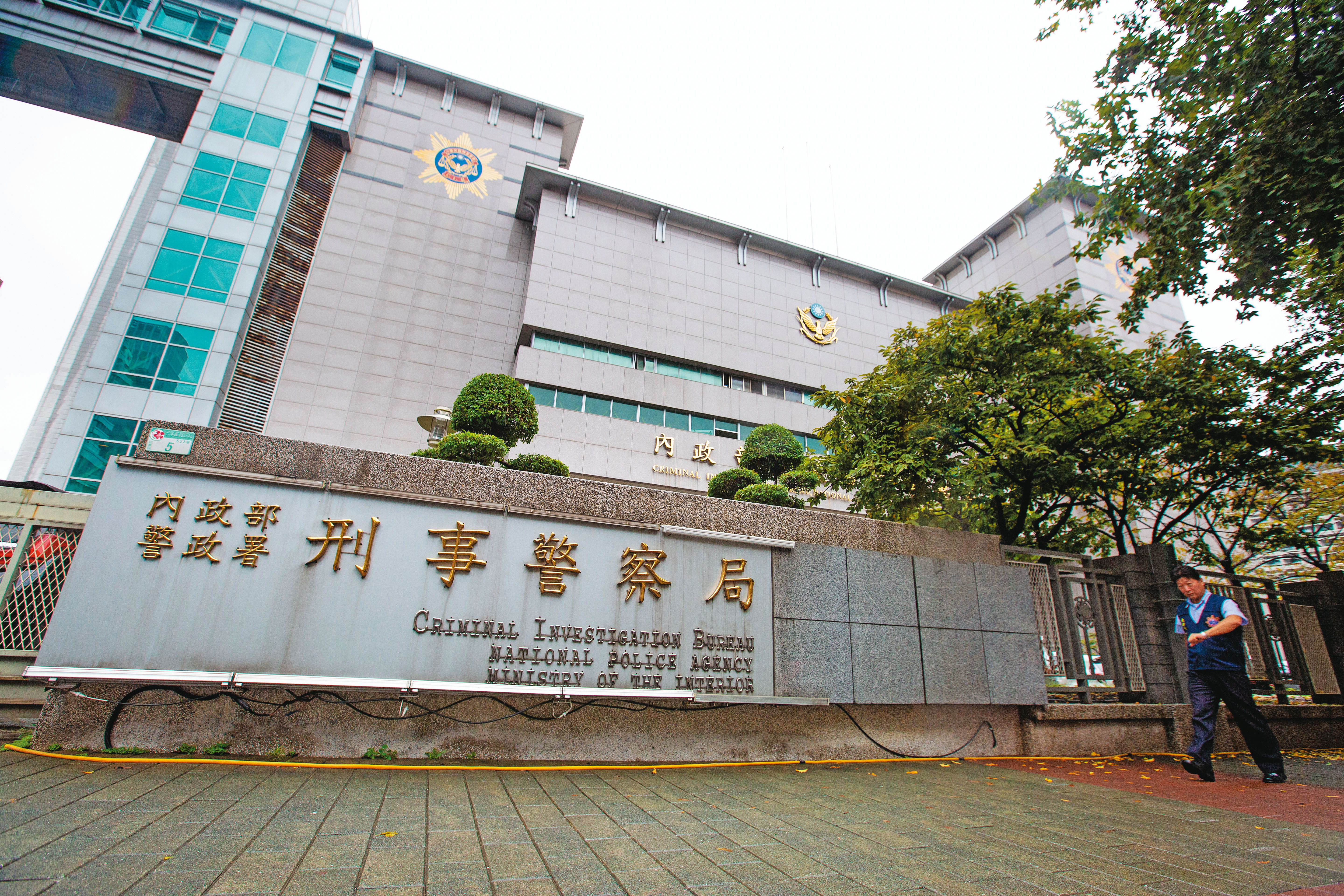 刑事局研發科股長黃翰文指出，警方會運用科技偵查手法，與境外執法單位配合，揪出色情犯罪者。