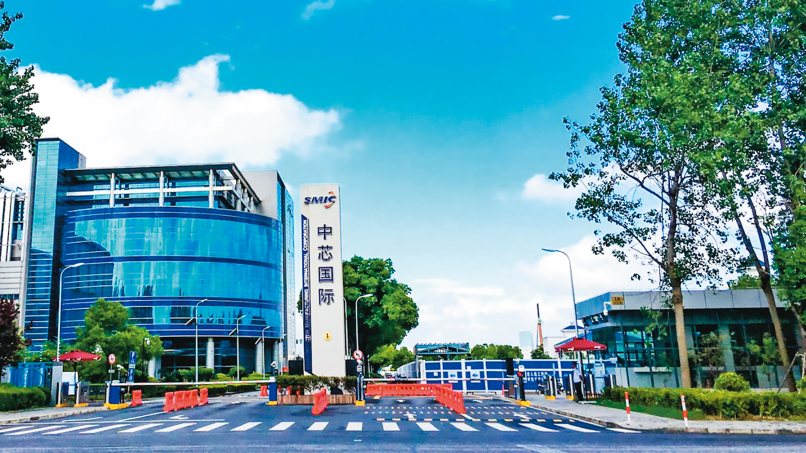 美國將出手制裁中芯國際,恐讓科技業者碰上史上罕見的「缺料」寒冬。(圖片來源:中芯國際官網)