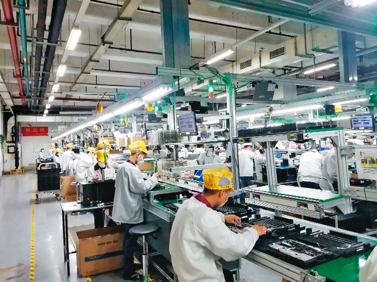 零組件訂單滿載,組裝廠日以繼夜力拚產能全開,更有業者祭出高額獎金擴編人力應急。(圖片來源:一起扣扣網)