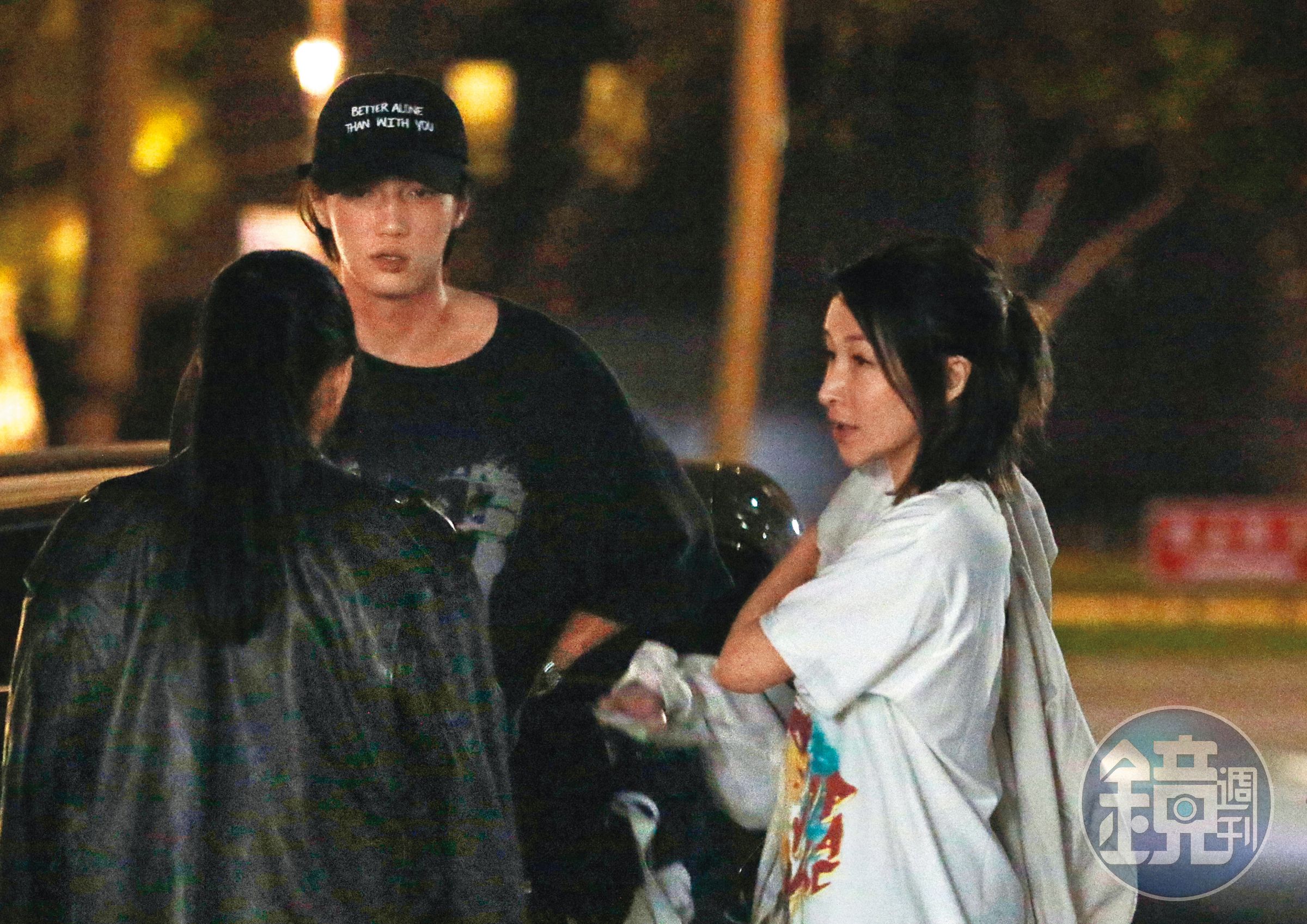 9月21日01：09，ELVA站在183公分高的黃皓身邊，相當嬌小，如小鳥依人一般。