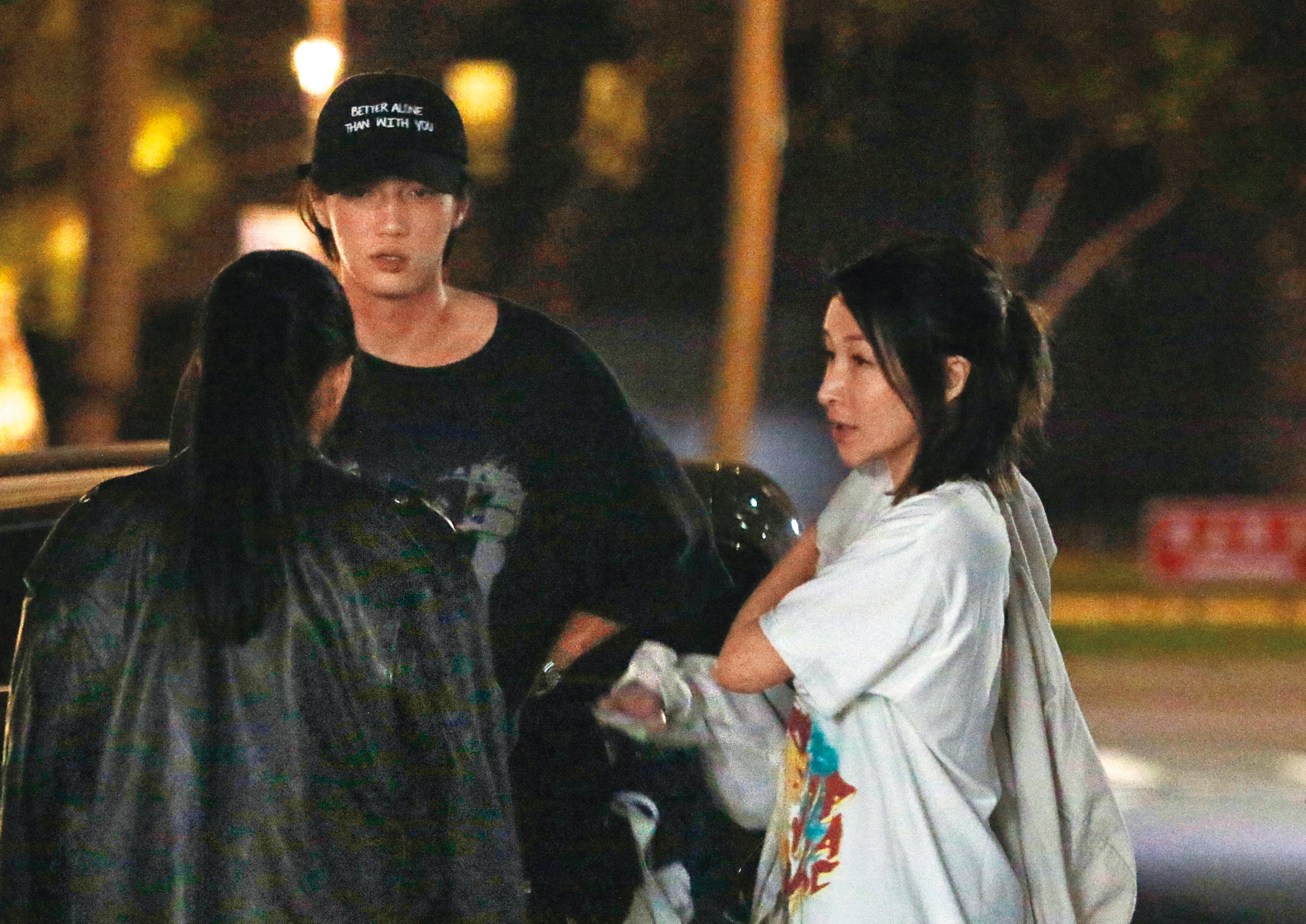 9月21日01：09，ELVA站在183公分高的黃皓身邊，相當嬌小，如小鳥依人一般。