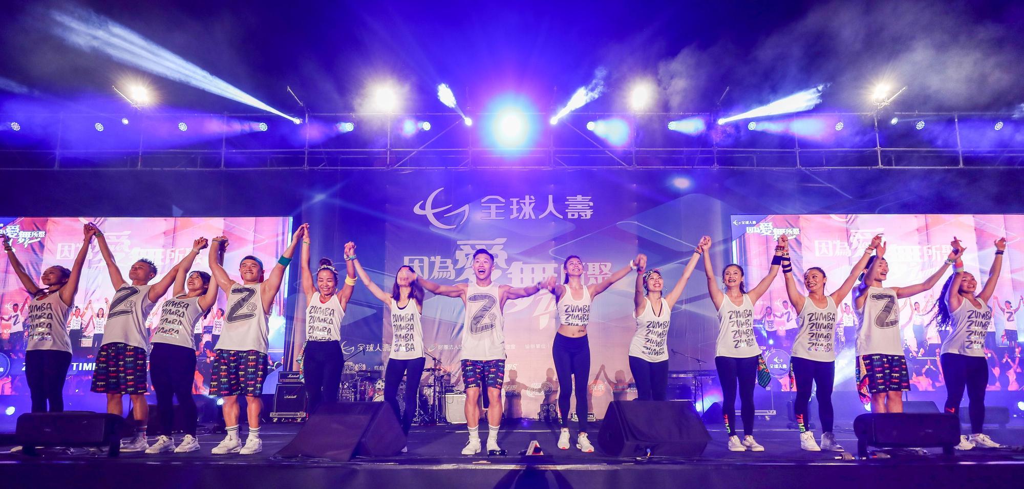 專業的ZUMBA舞蹈老師群喚醒大家的舞蹈魂，台上台下互動熱情無比！