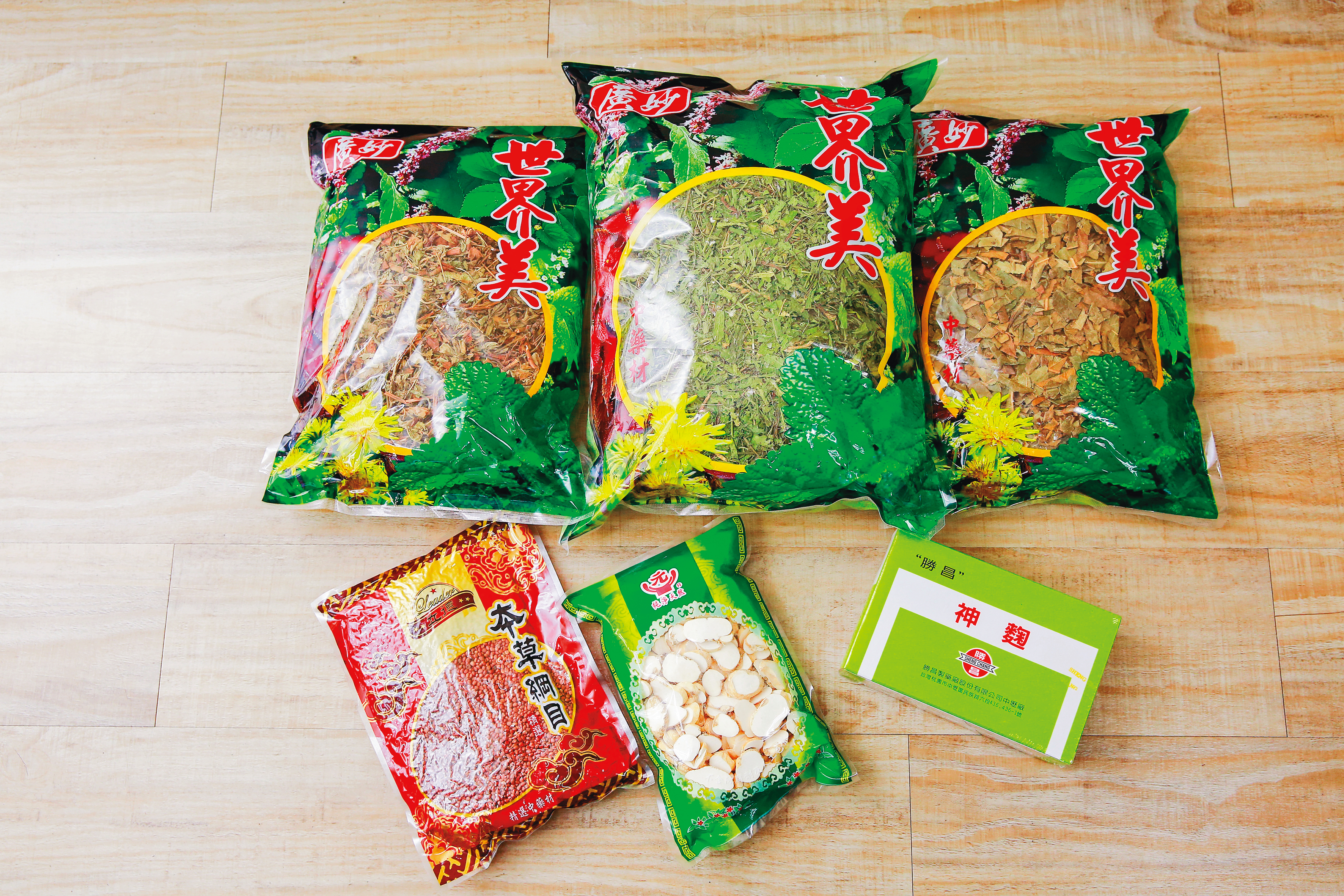 本刊目擊ELVA司機幫她拿的藥，都是一些緩解氣管的藥物。