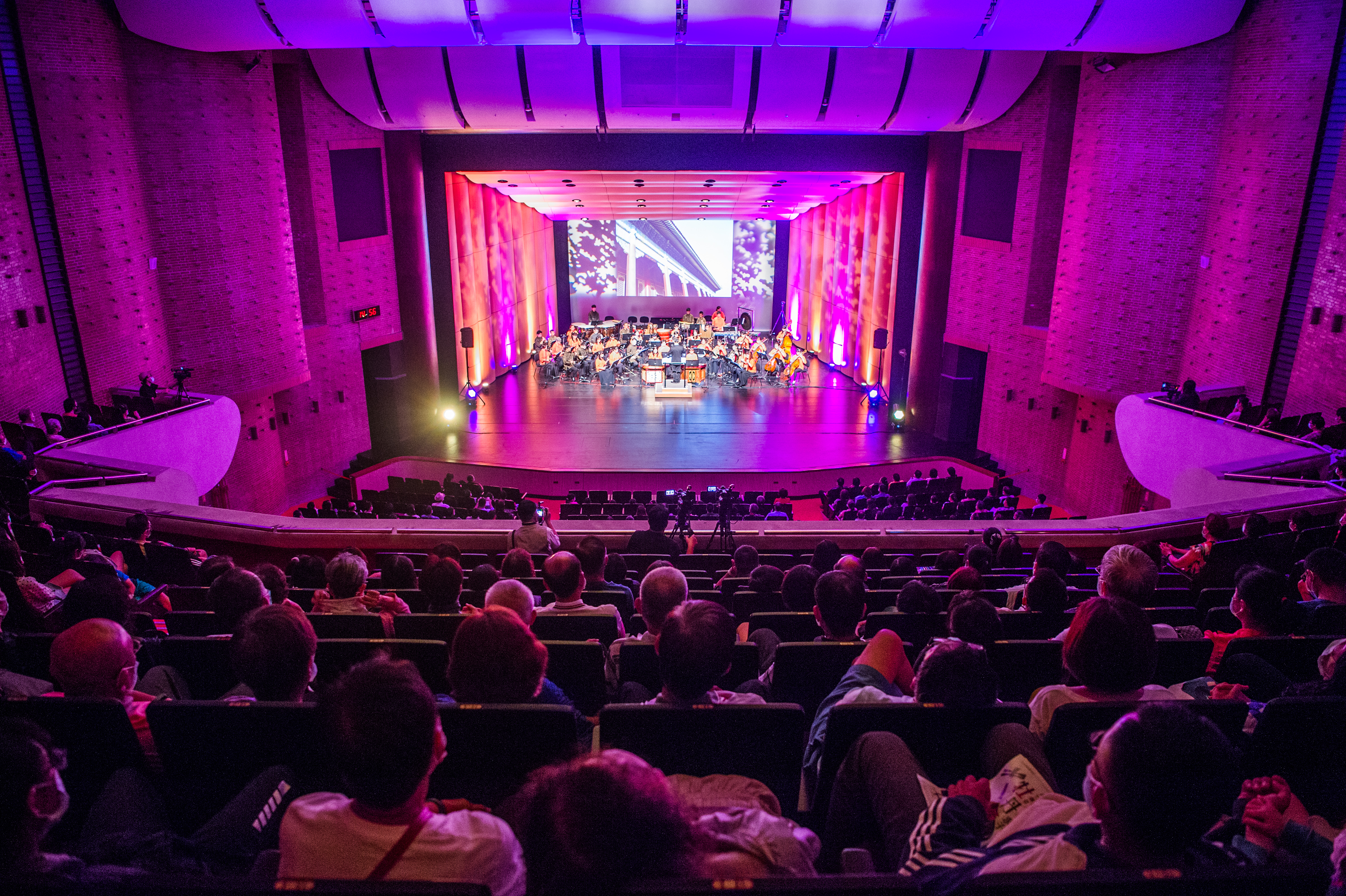 《絲竹傳奇-牡丹花求子》以現代劇場概念展現，舞台充滿設計感。