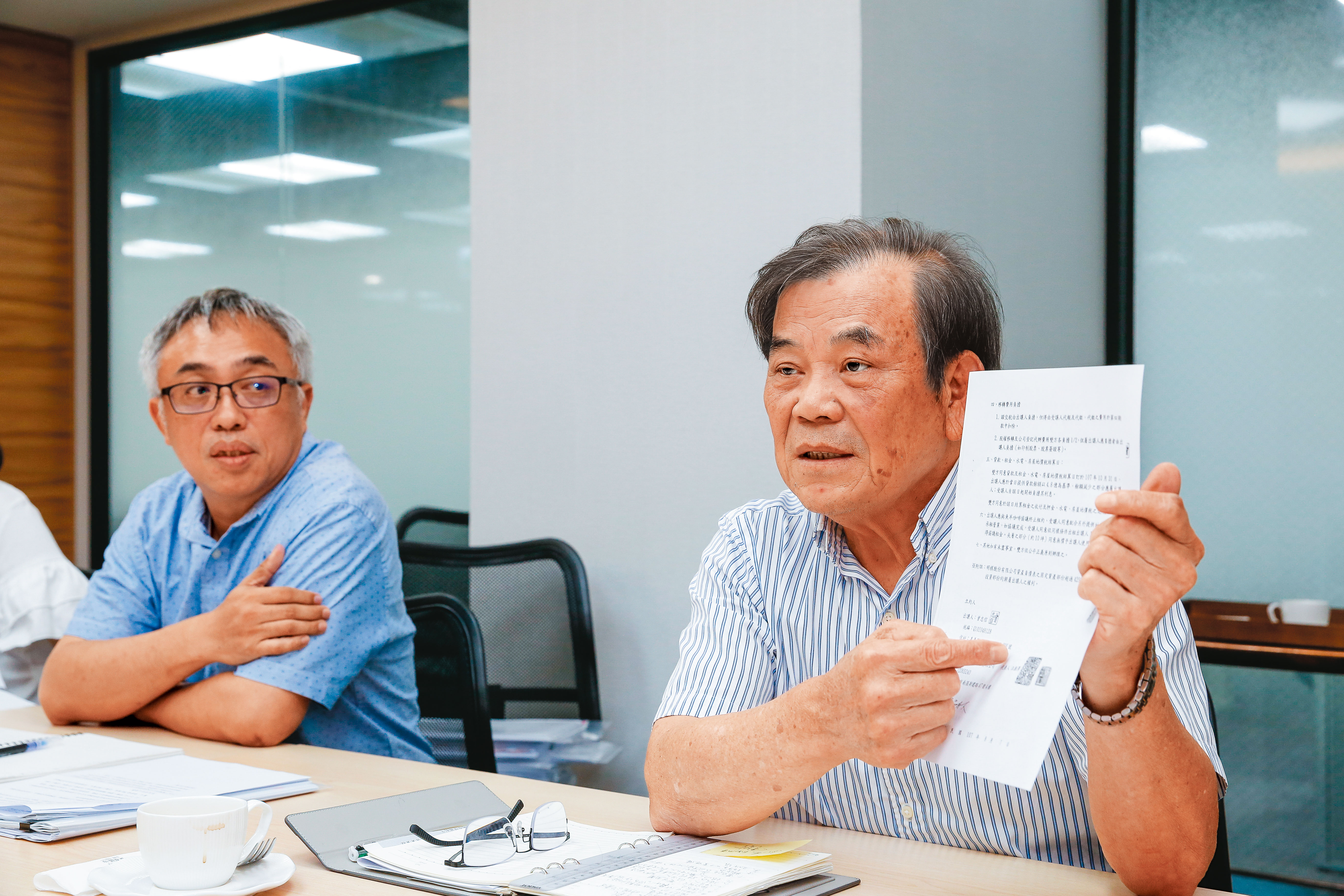 官田鋼董事長汪振澤拿出資料強調，當時的交易是股權買賣。