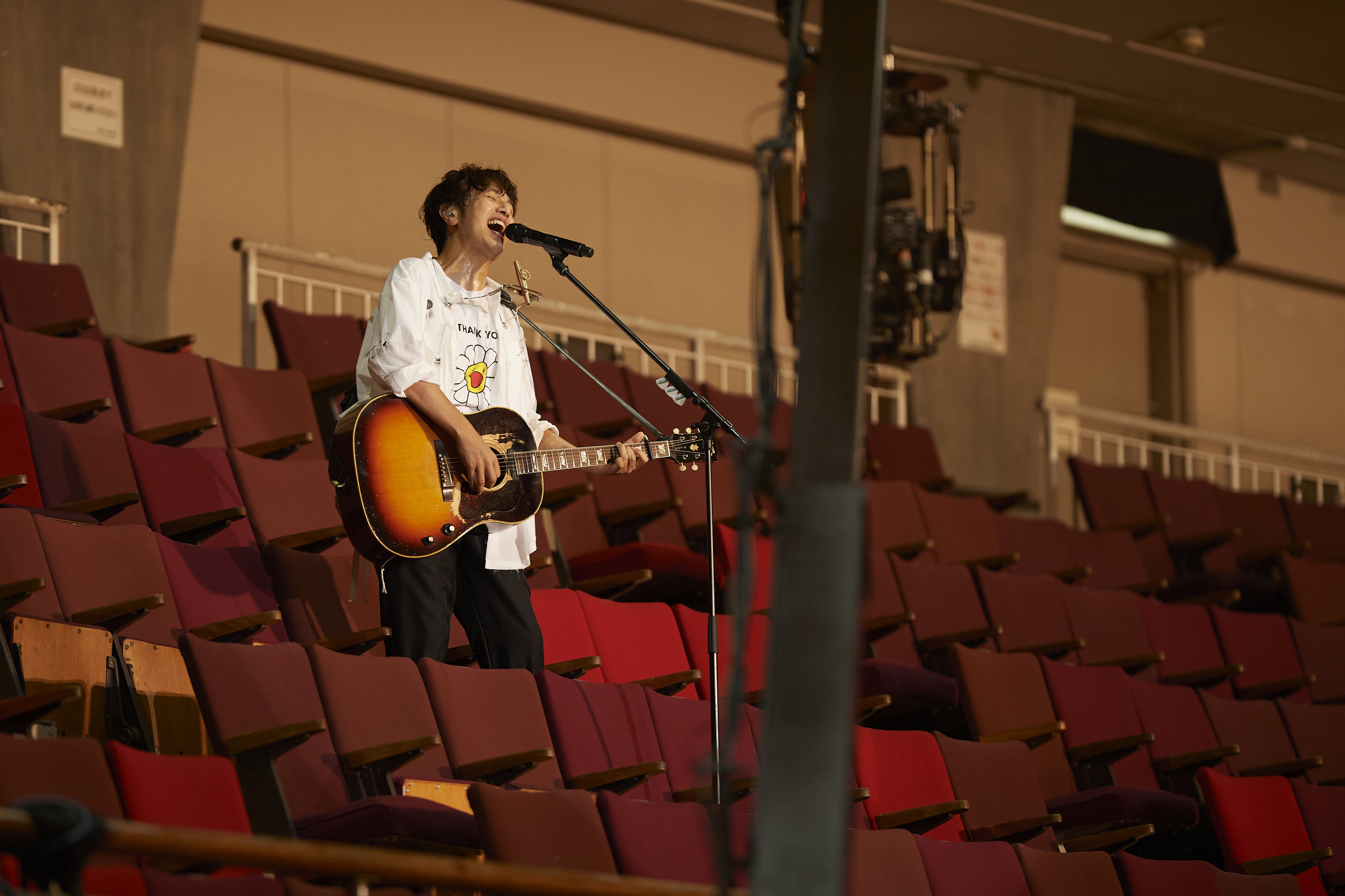為帶來不同的視覺演出，北川悠仁也走進觀眾席演唱。（太田好治攝，華納音樂提供）