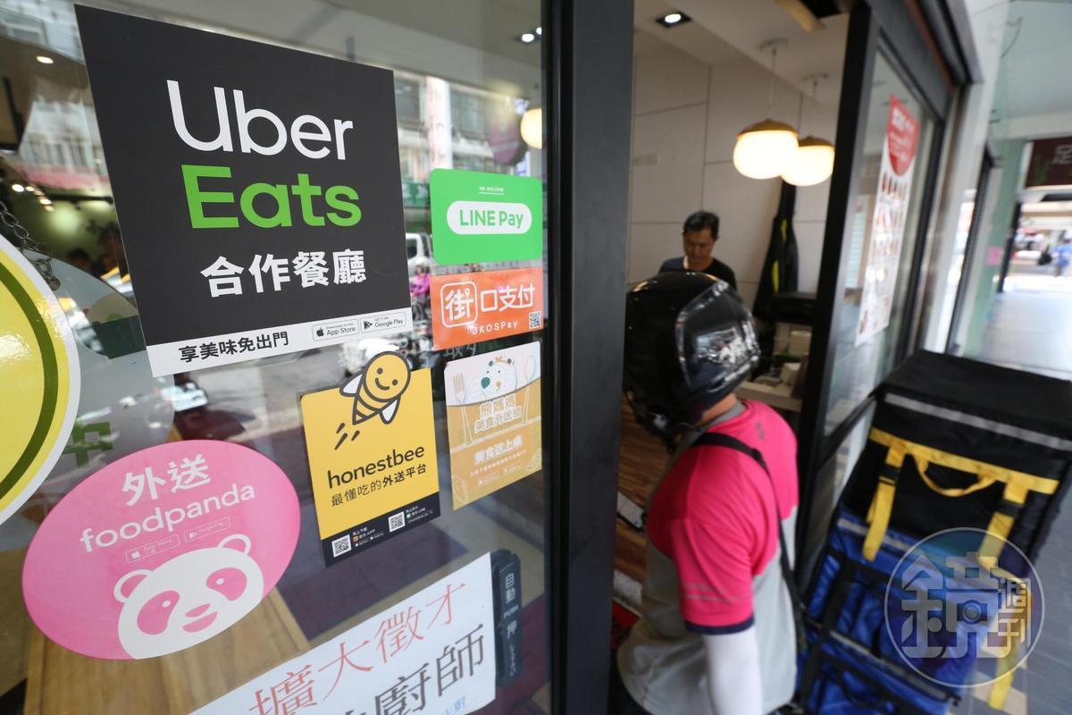 UberEats用戶憤怒表示,付費購買免運方案反被當次等人。(示意圖,與當事人無關)