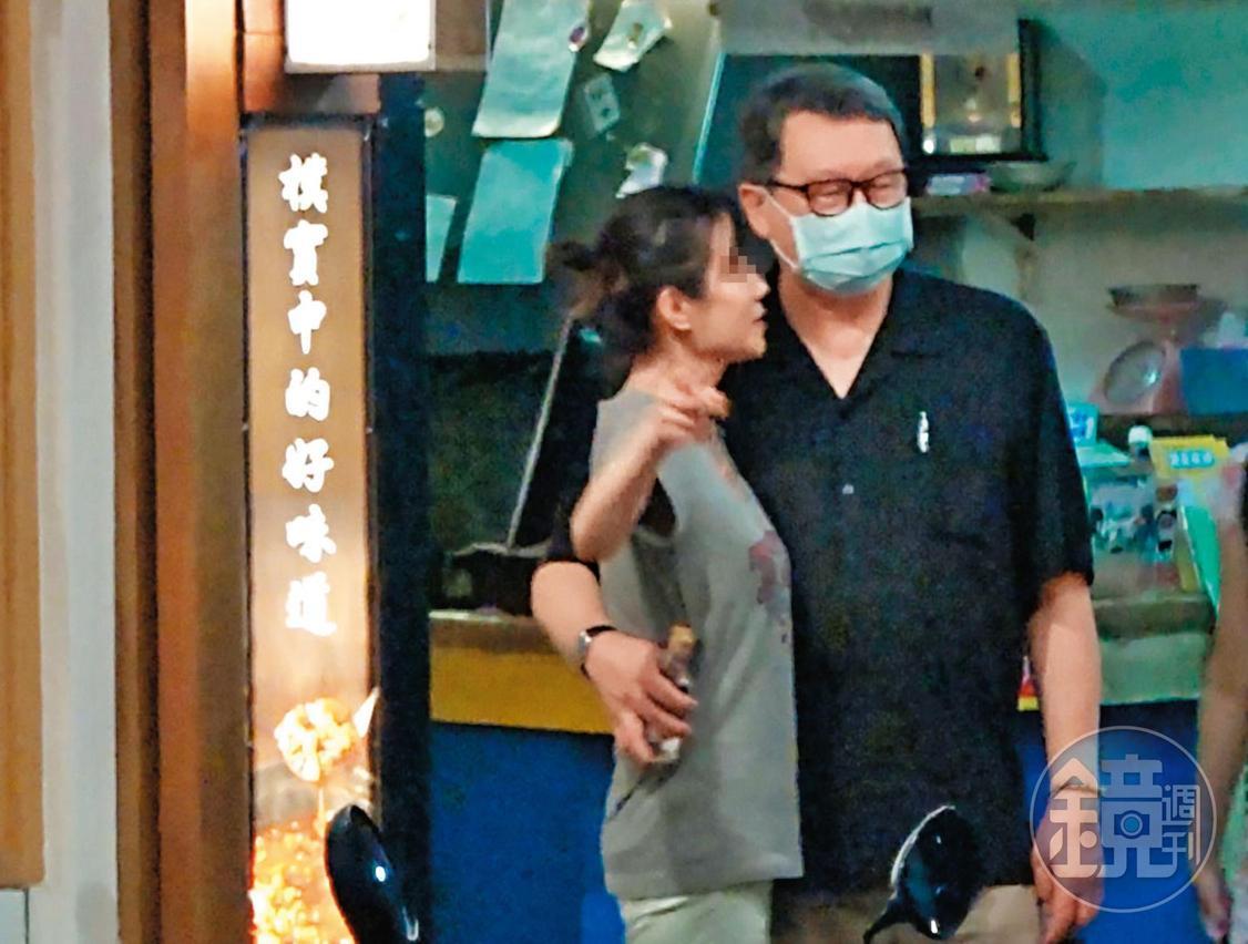 9月17日19:05,2人在1家餐廳前駐足停留,趙怡(右)突然伸手一把攬住美魔女(左)的腰。