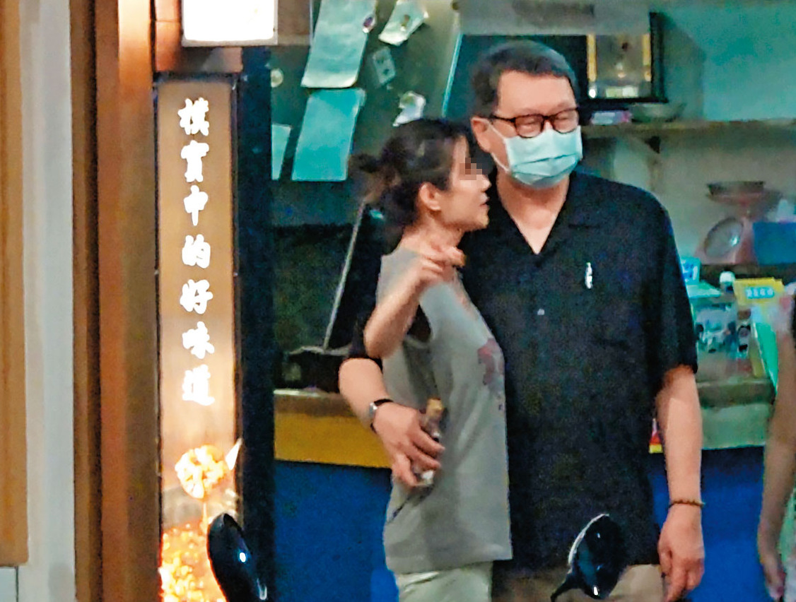 9月17日19：05，2人在1家餐廳前駐足停留，趙怡（右）突然伸手一把攬住美魔女（左）的腰。