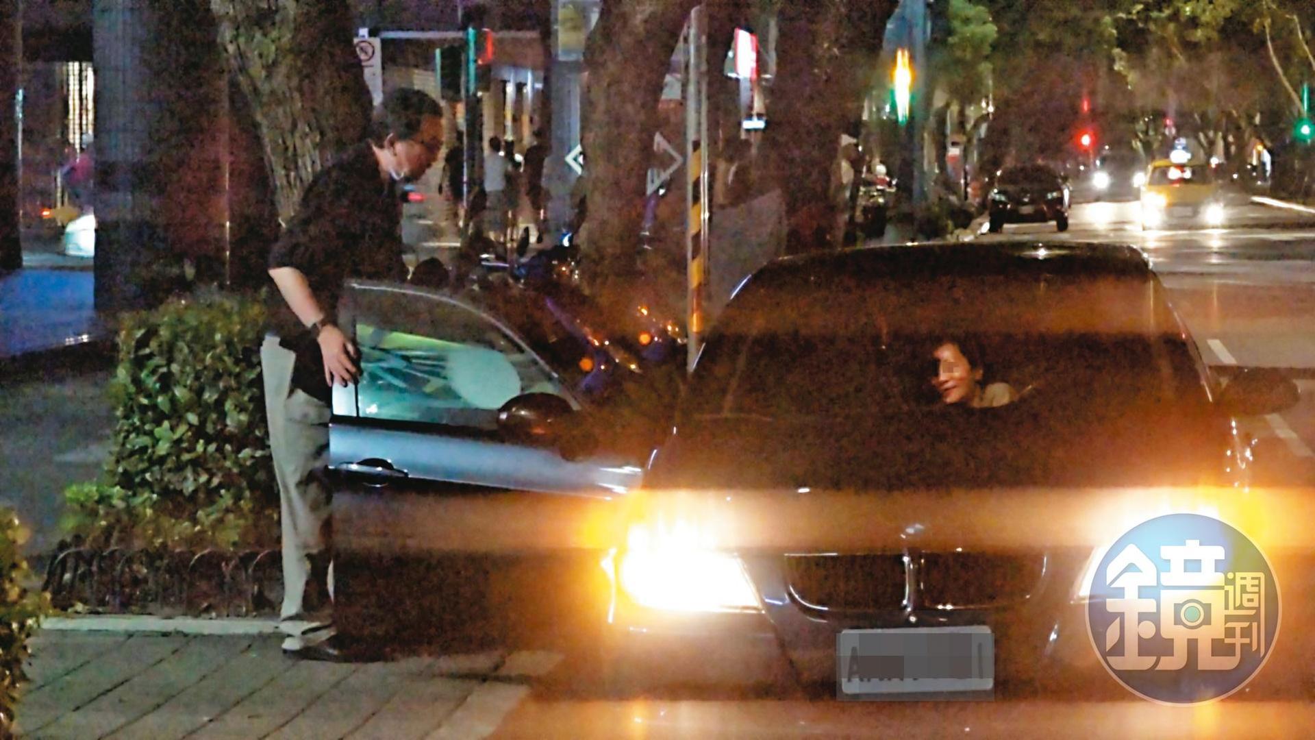9月17日21:32,趙怡(左)與美魔女(右)車會了半小時,推開車門下車,下車後還頻回頭,捨不得與美魔女道別。