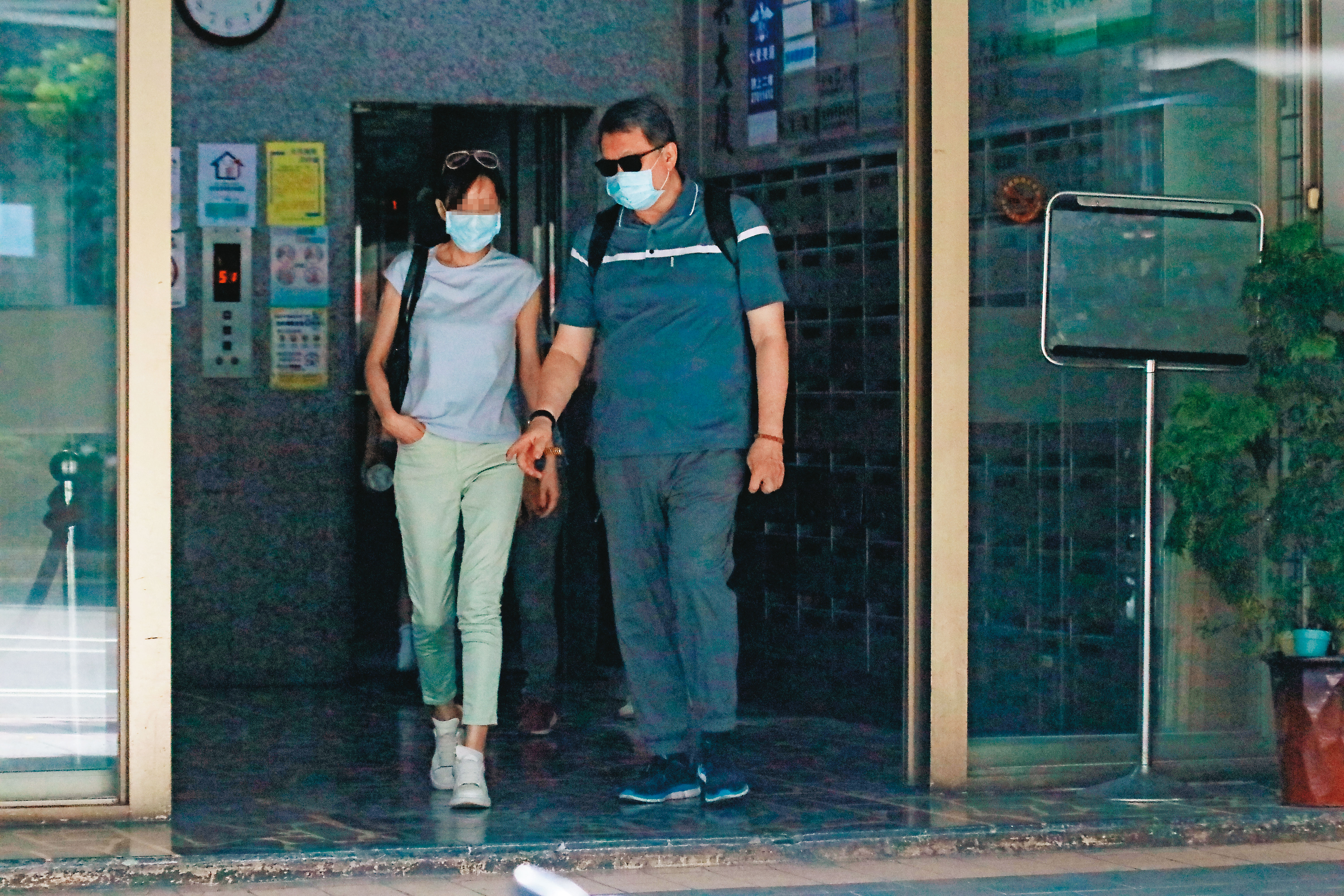 9月16日12：14，趙怡（右）在美魔女（左）住處待了近2小時後，2人才一起下樓。