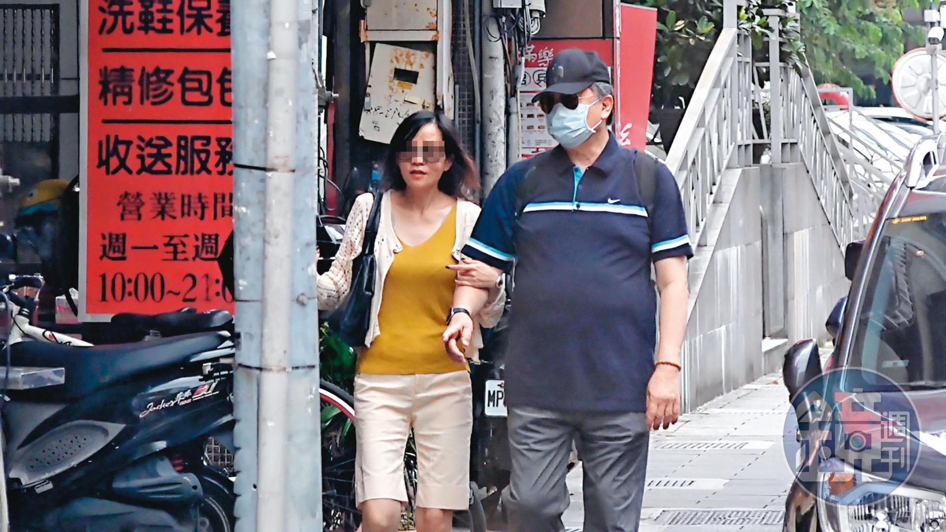 9月11日10:51,美魔女(左)挽著趙怡(右)的手在復興南路一帶上散步。
