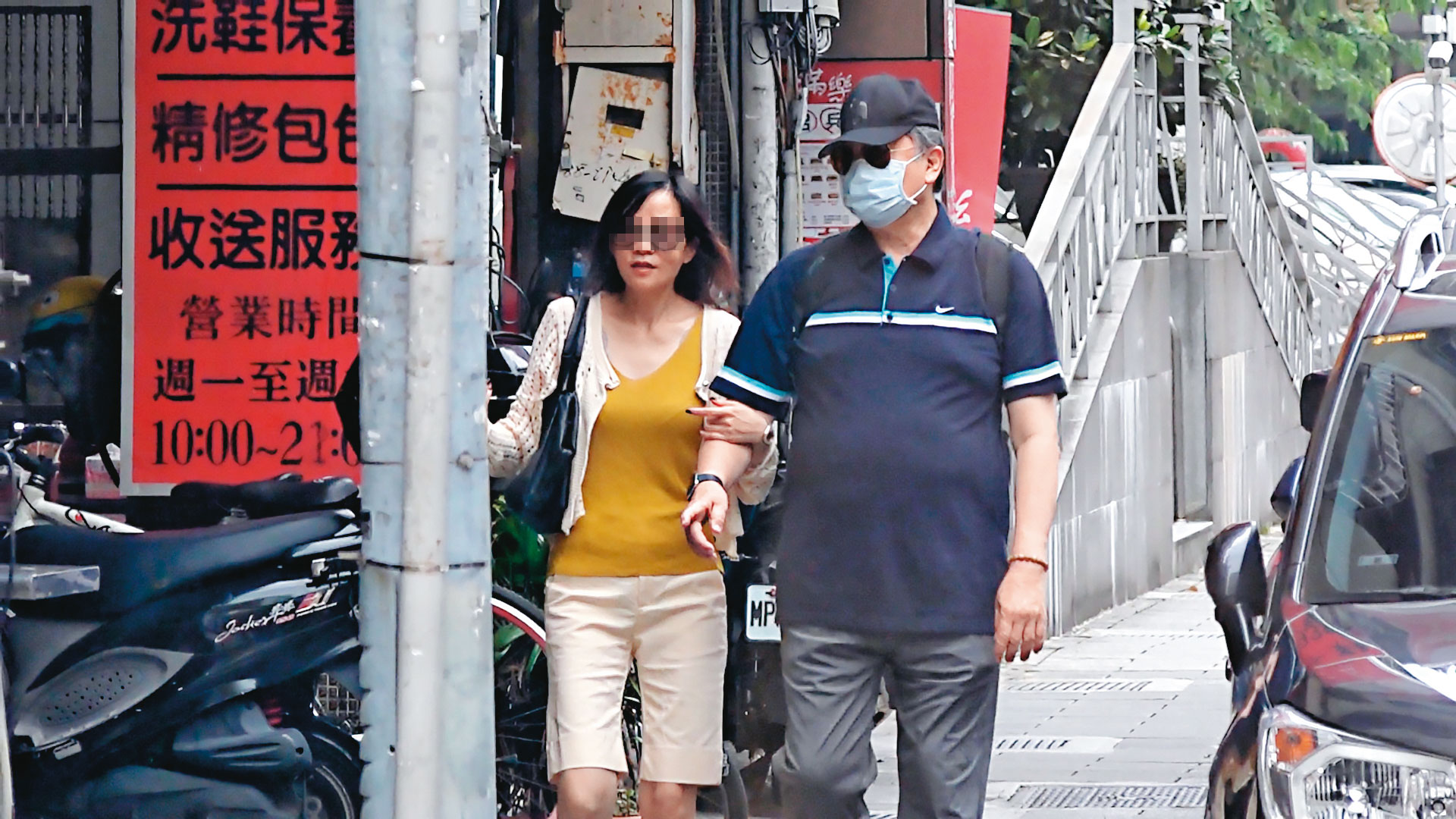 9月11日10：51，美魔女（左）挽著趙怡（右）的手在復興南路一帶上散步。