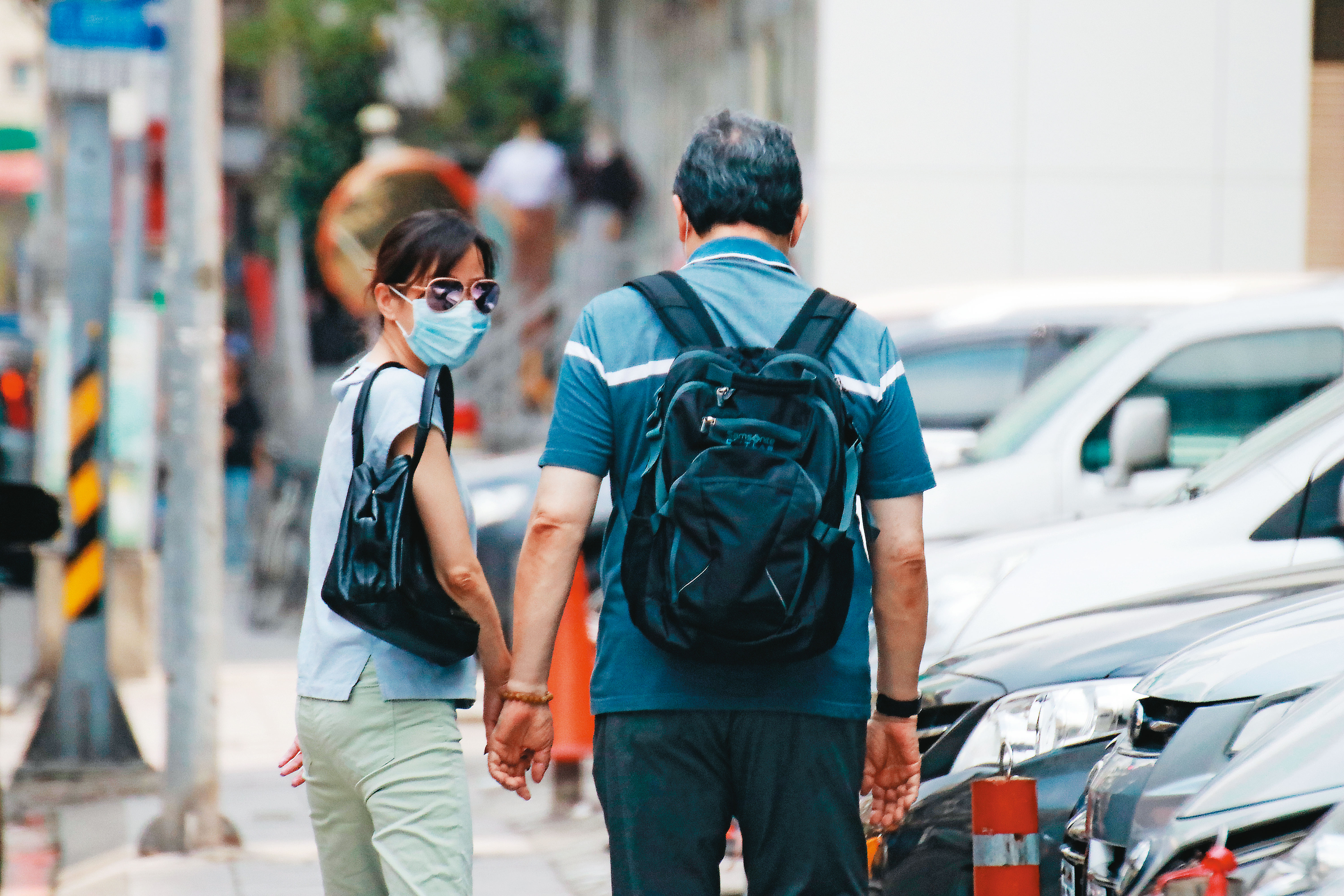 9月16日12：17，幽會結束前，2人徒步到趙怡的公司附近才分開，女方不時邊回頭看是否有可疑人物。
