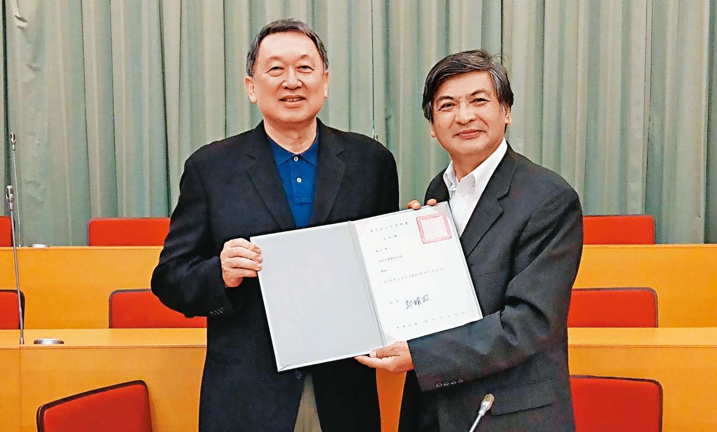 趙怡(左)在政界、產業界擁有強大人脈,去年獲政大校長郭明政(右)頒發副校長聘書。(翻攝政大官網)