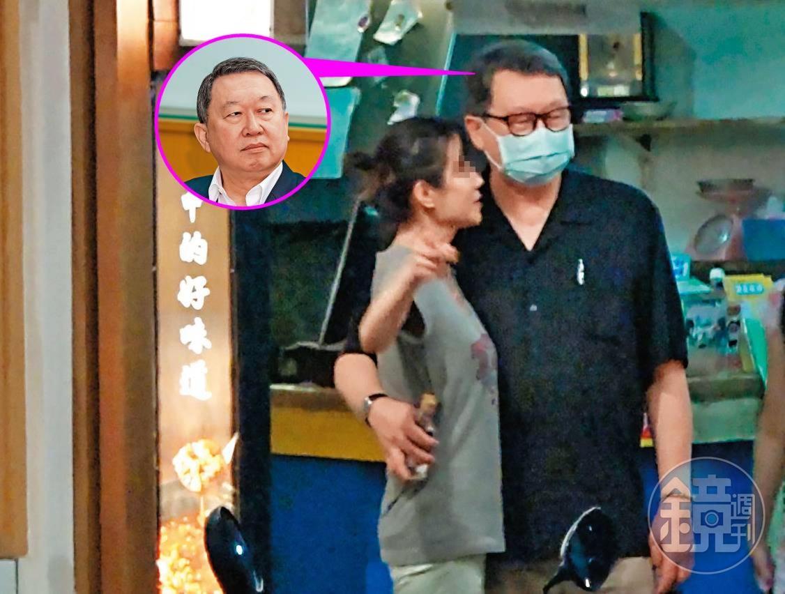 9月17日19:05,2人在1家餐廳前駐足停留,趙怡(右)突然伸手一把攬住美魔女(左)的腰。