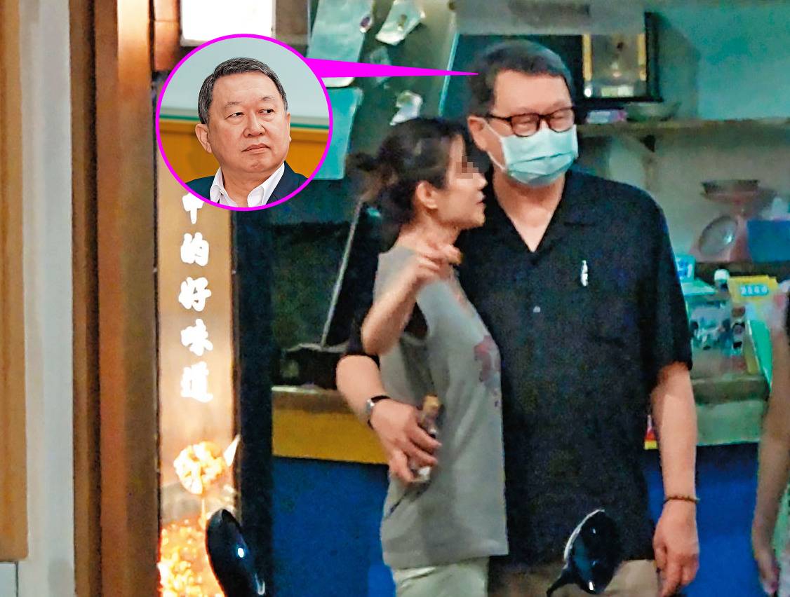 9月17日19：05，2人在1家餐廳前駐足停留，趙怡（右）突然伸手一把攬住美魔女（左）的腰。