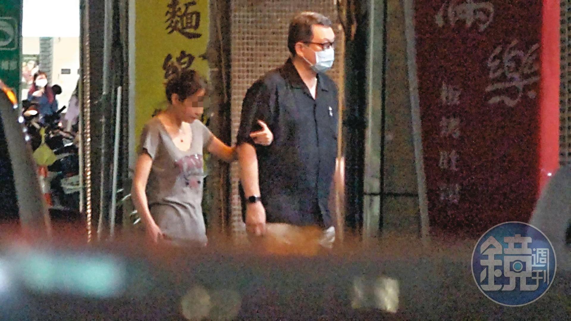 9月17日18:59,趙怡(右)與美魔女(左)在復興南路一帶逛街覓食,女伴主動挽住趙的手。