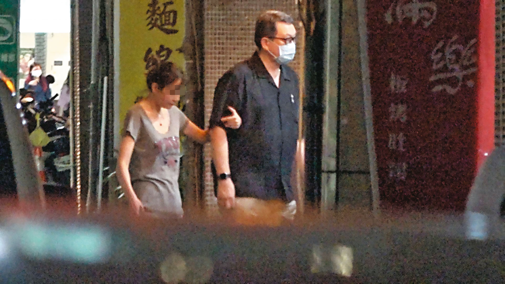 9月17日18：59，趙怡（右）與美魔女（左）在復興南路一帶逛街覓食，女伴主動挽住趙的手。