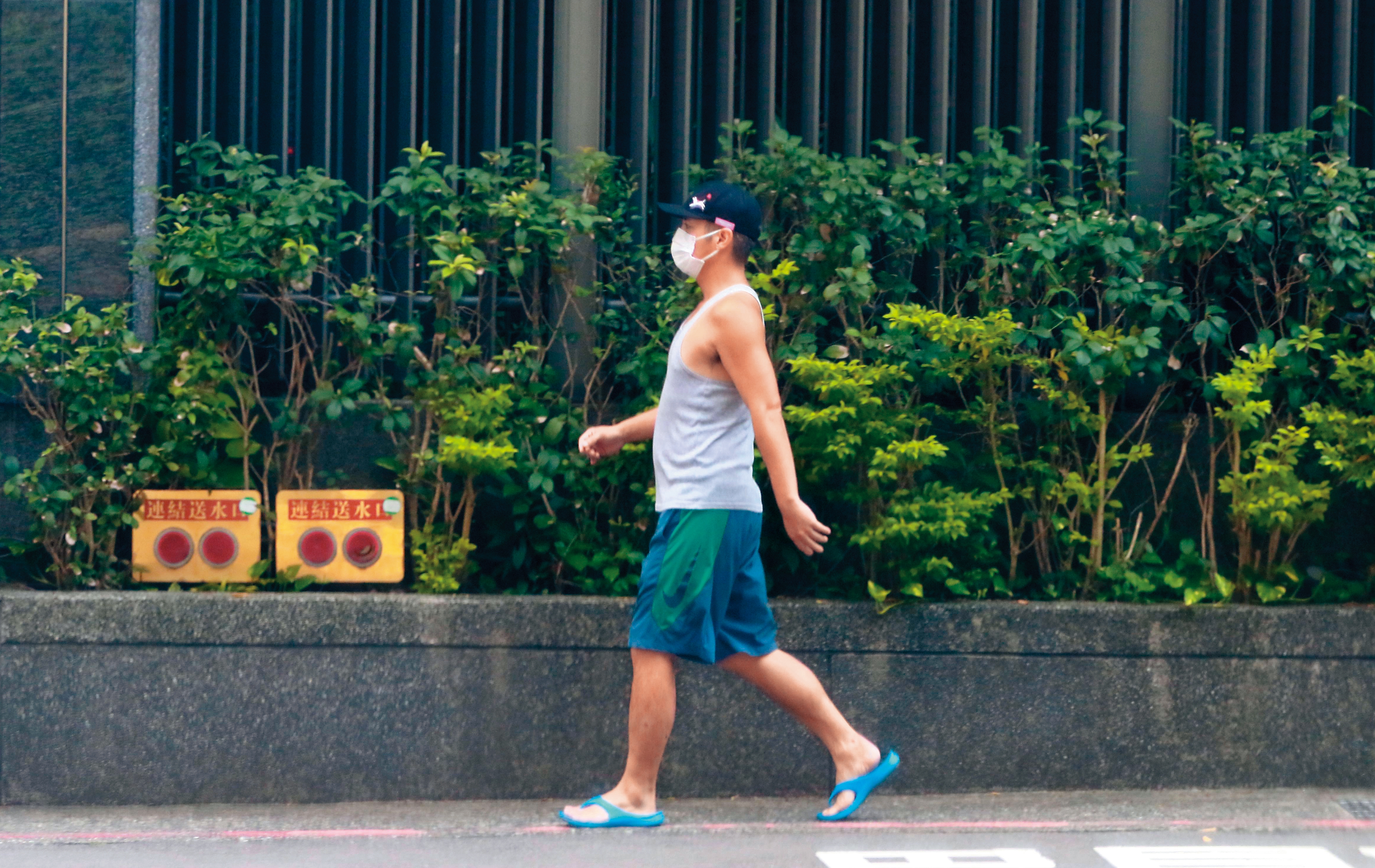 9/18 12：47，18日中午，范逸臣戴鴨舌帽、口罩，穿著輕便從田中千繪家走出覓食。