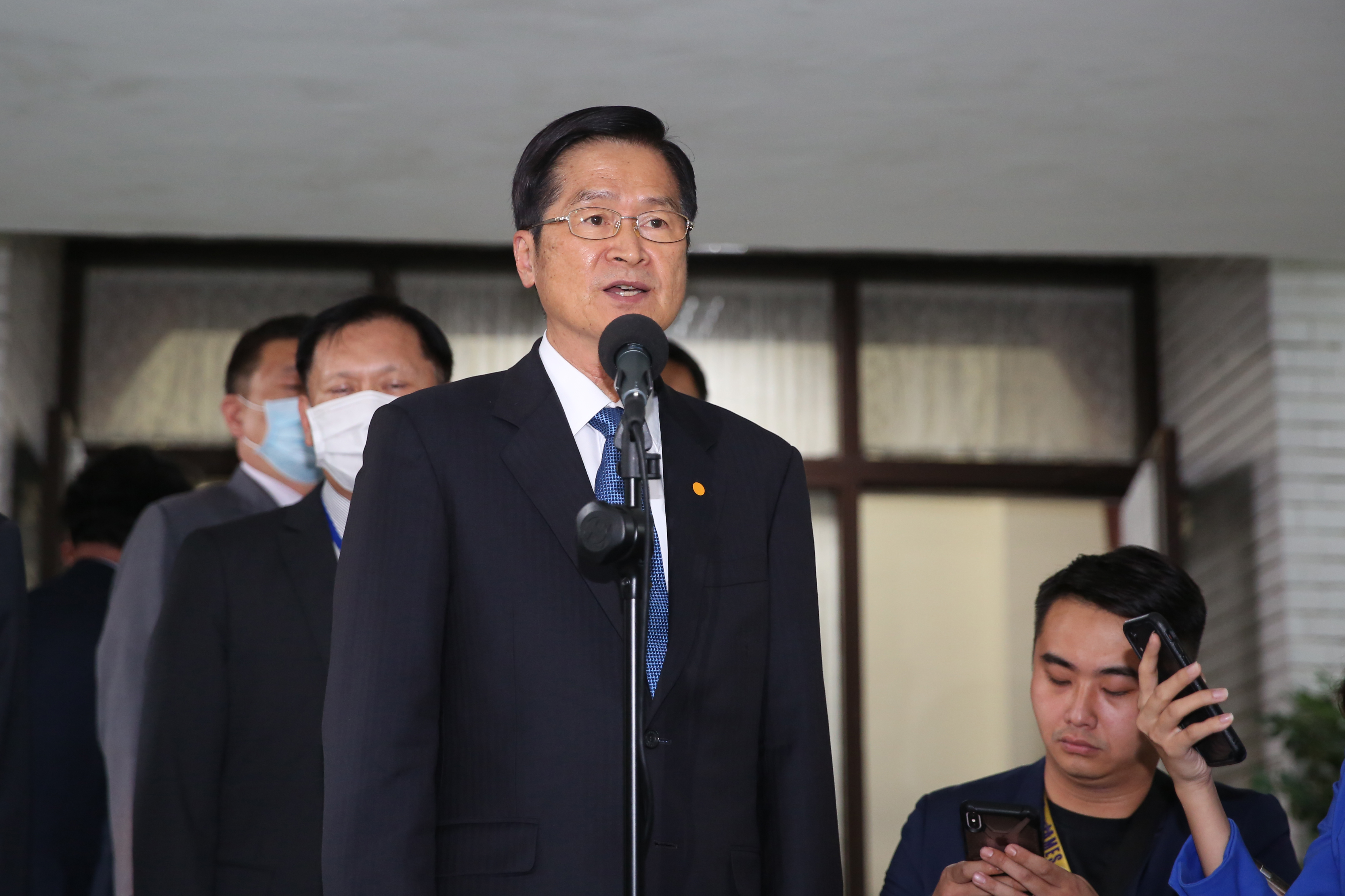 國防部長嚴德發表示，外界關於徵兵制和女性當兵的聲音，國防部仍在評估中。（本刊資料照）