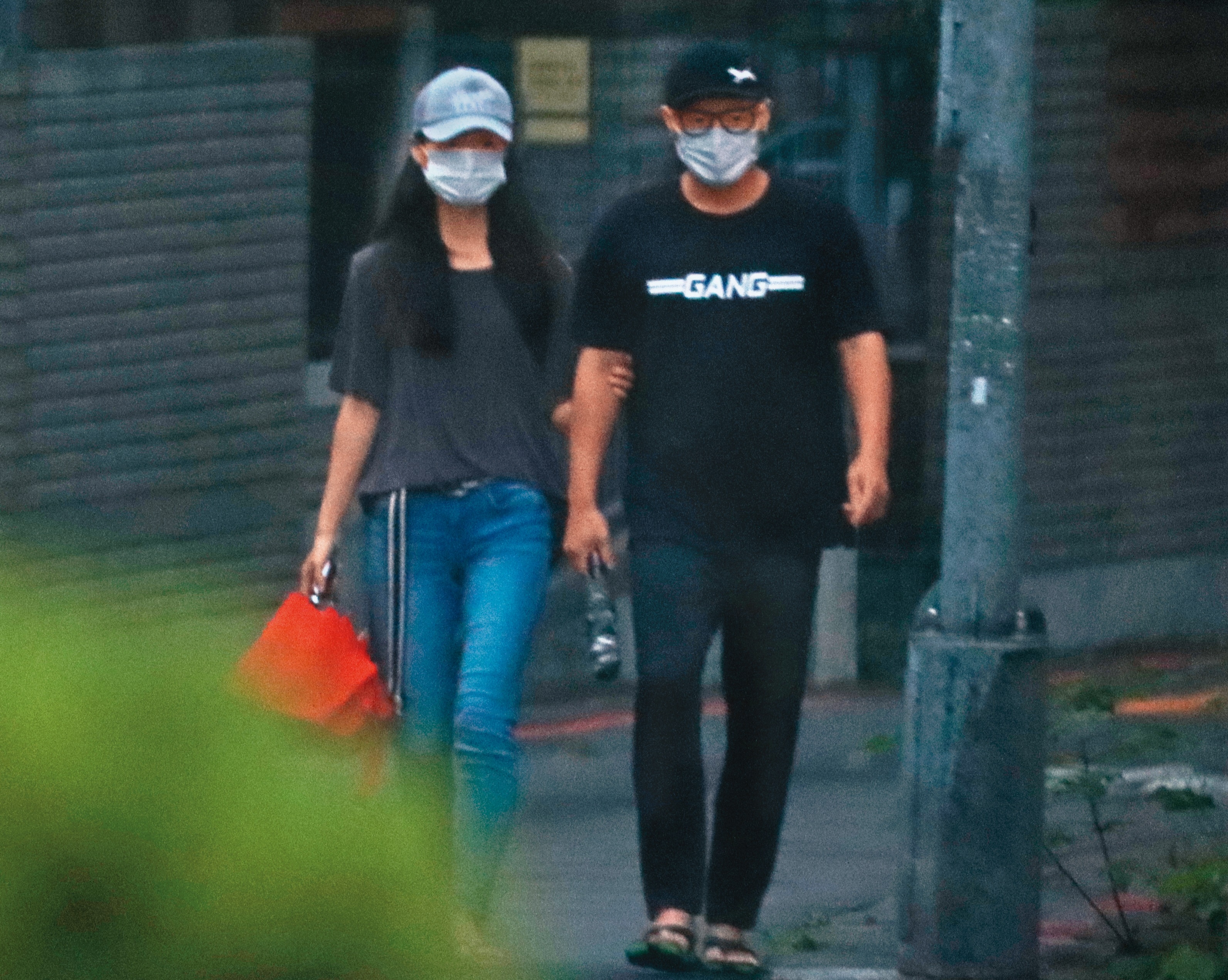 9/20 17：42，田中千繪（左）與范逸臣（右）從女生家中走出，情牽多年的兩人仍像熱戀情侶。