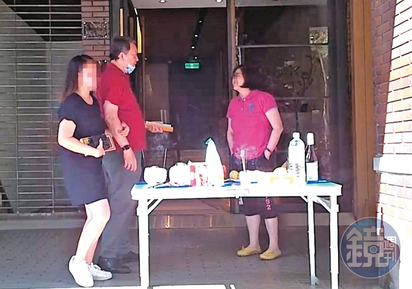 中元節後幾天,趙怡(中)與妻女在住家騎樓拜拜,1家3口有說有笑。