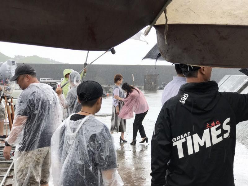 王瞳拍八點檔也吃過不少苦,淋雨拍戲算是輕鬆的戲碼。(翻攝自王瞳臉書)