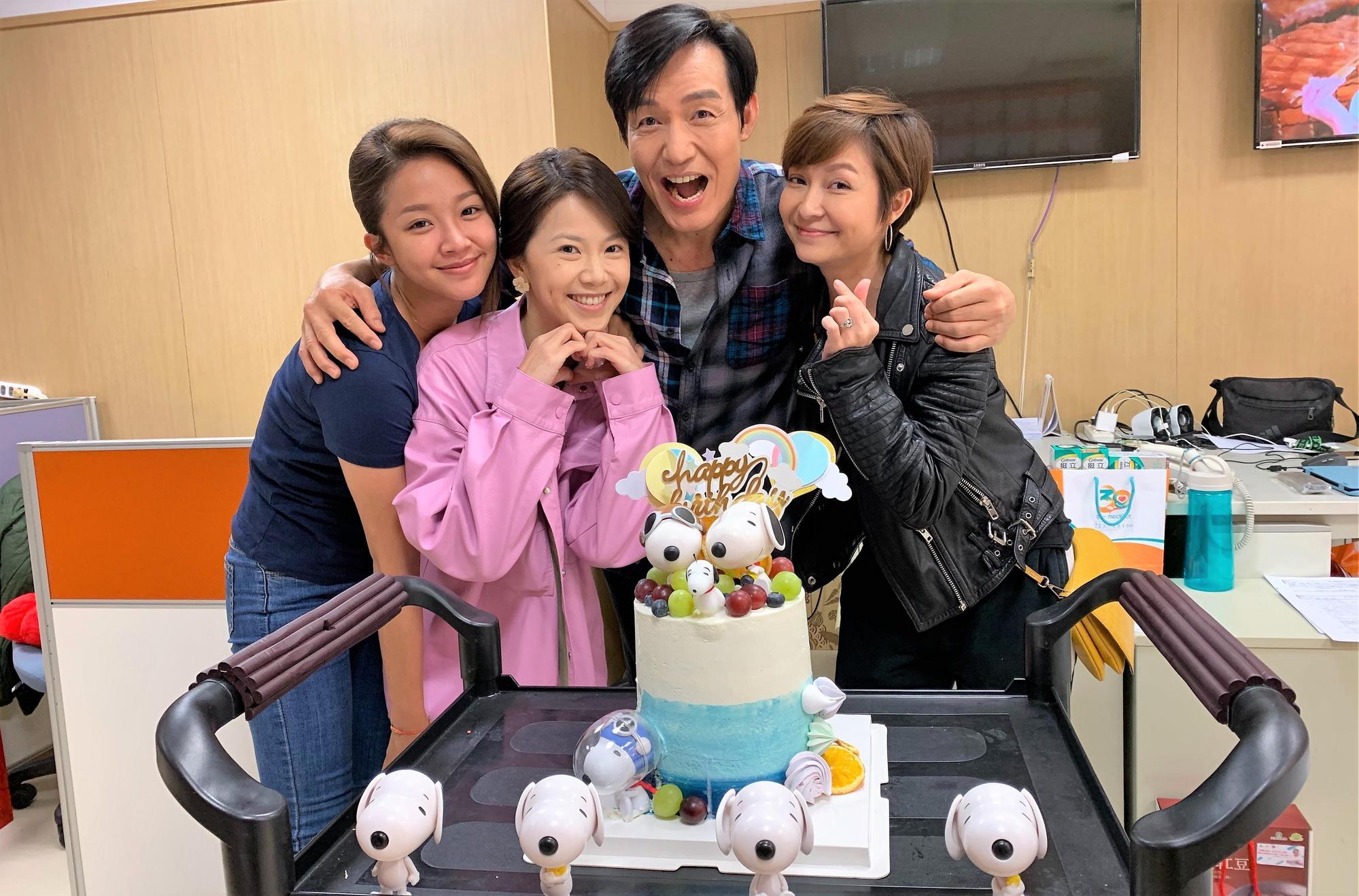 霍正奇慶生，劇中相關的3個女人（左起）賴慧如、廖苡喬、李珞晴齊聚。（民視提供）