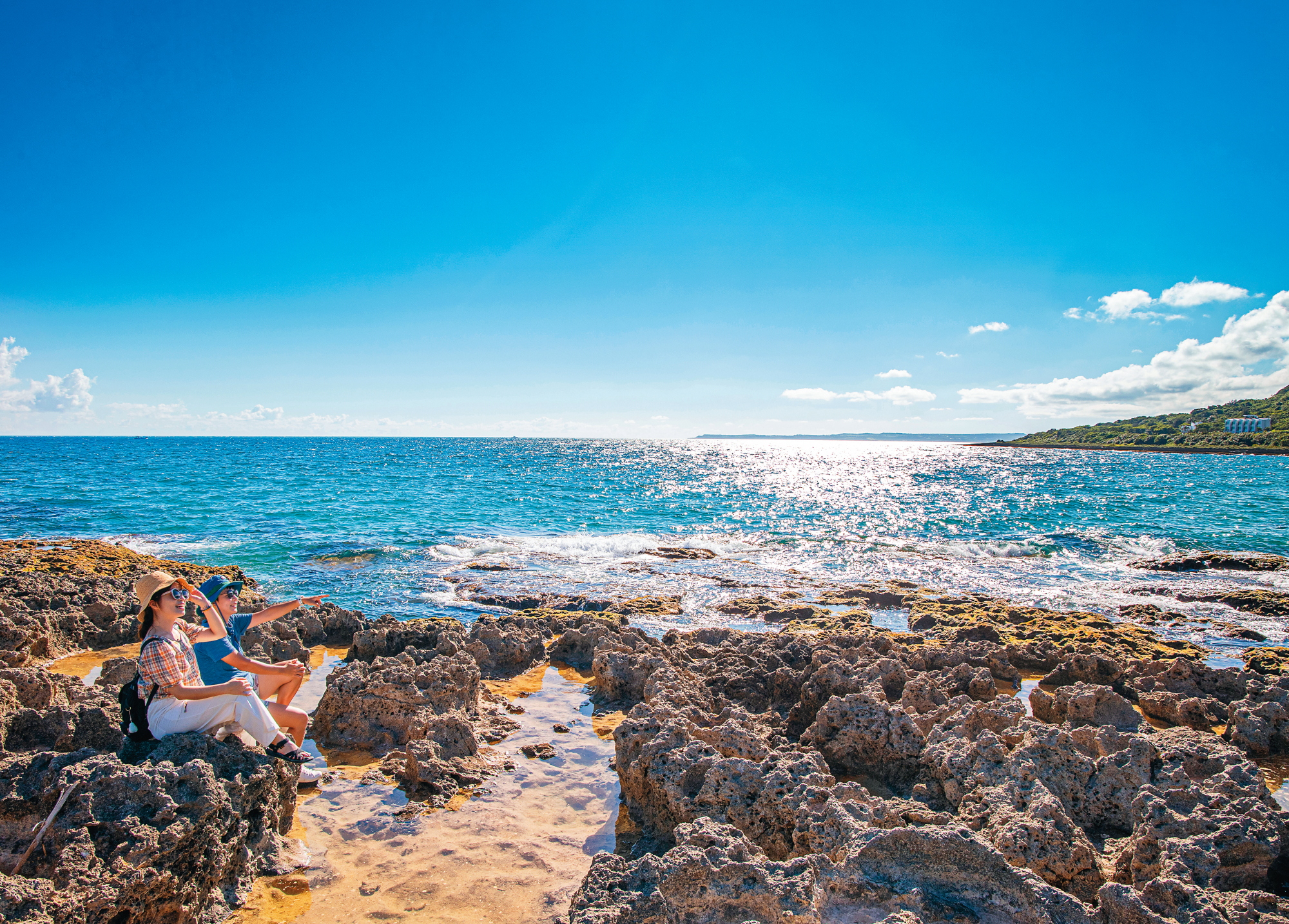 砂島沙灘旁還有一大片珊瑚礁，石灰岩地形，拍起來超網美。