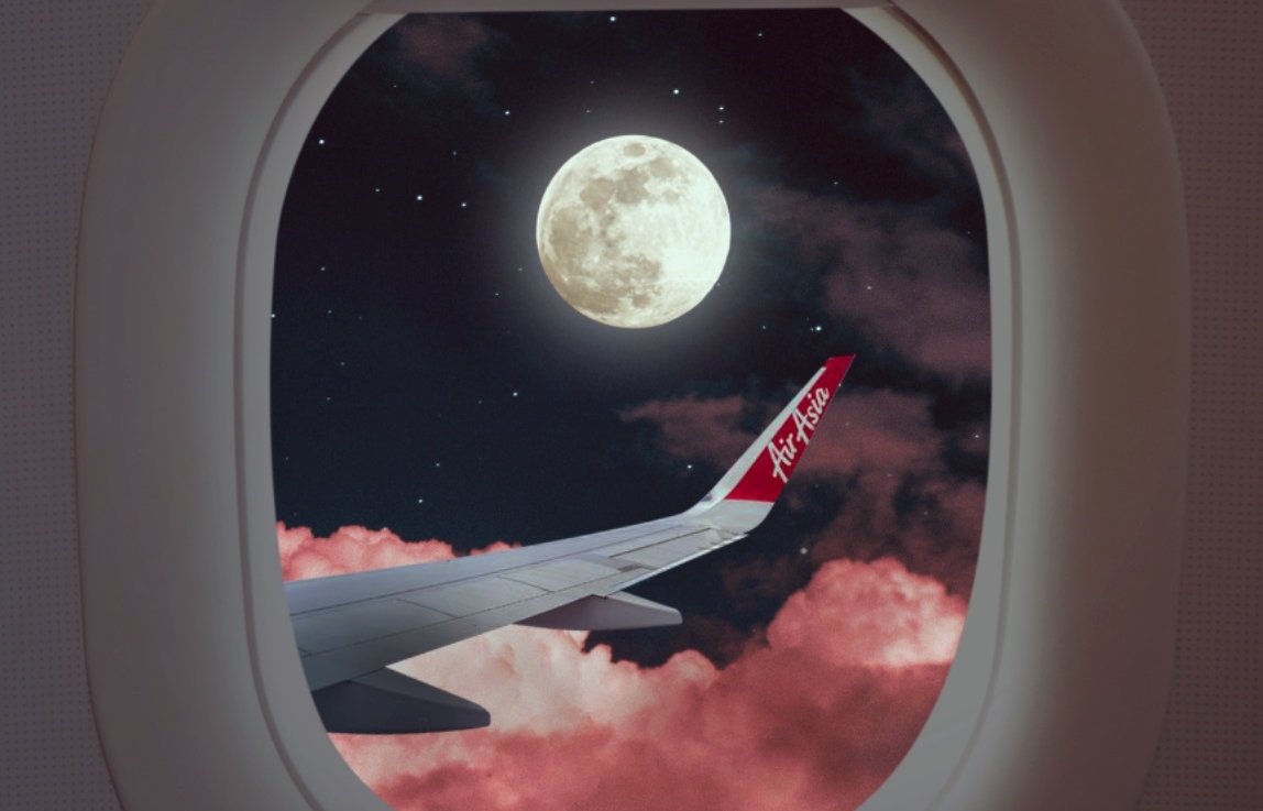 亞航推出幽默的手機「機上賞月」。（AirAsia提供）