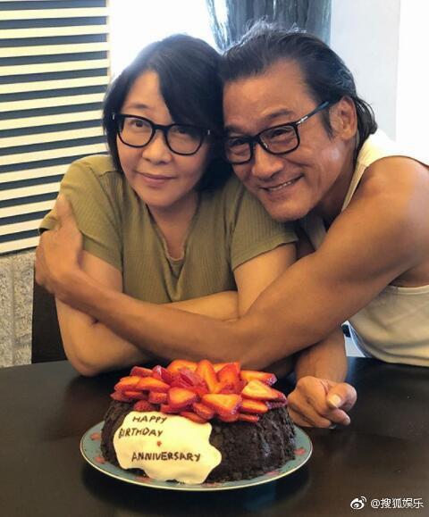 梁家輝老婆江嘉年幫梁家輝解除封殺令,給他演藝事業莫大助益。(翻攝微博)