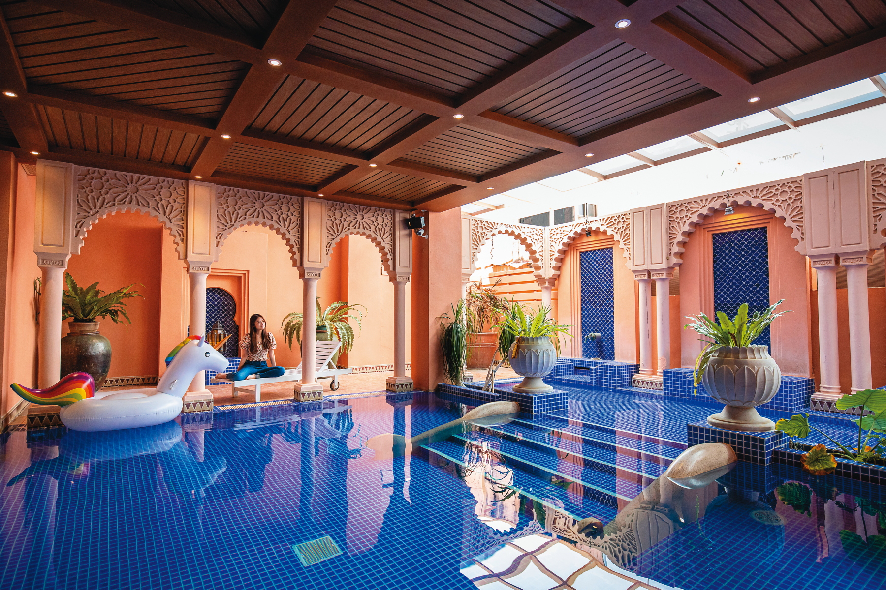 「墾丁亞曼達會館」藍白瓷磚與磚紅牆壁搭配的泳池，讓人像是一秒穿越到摩洛哥。