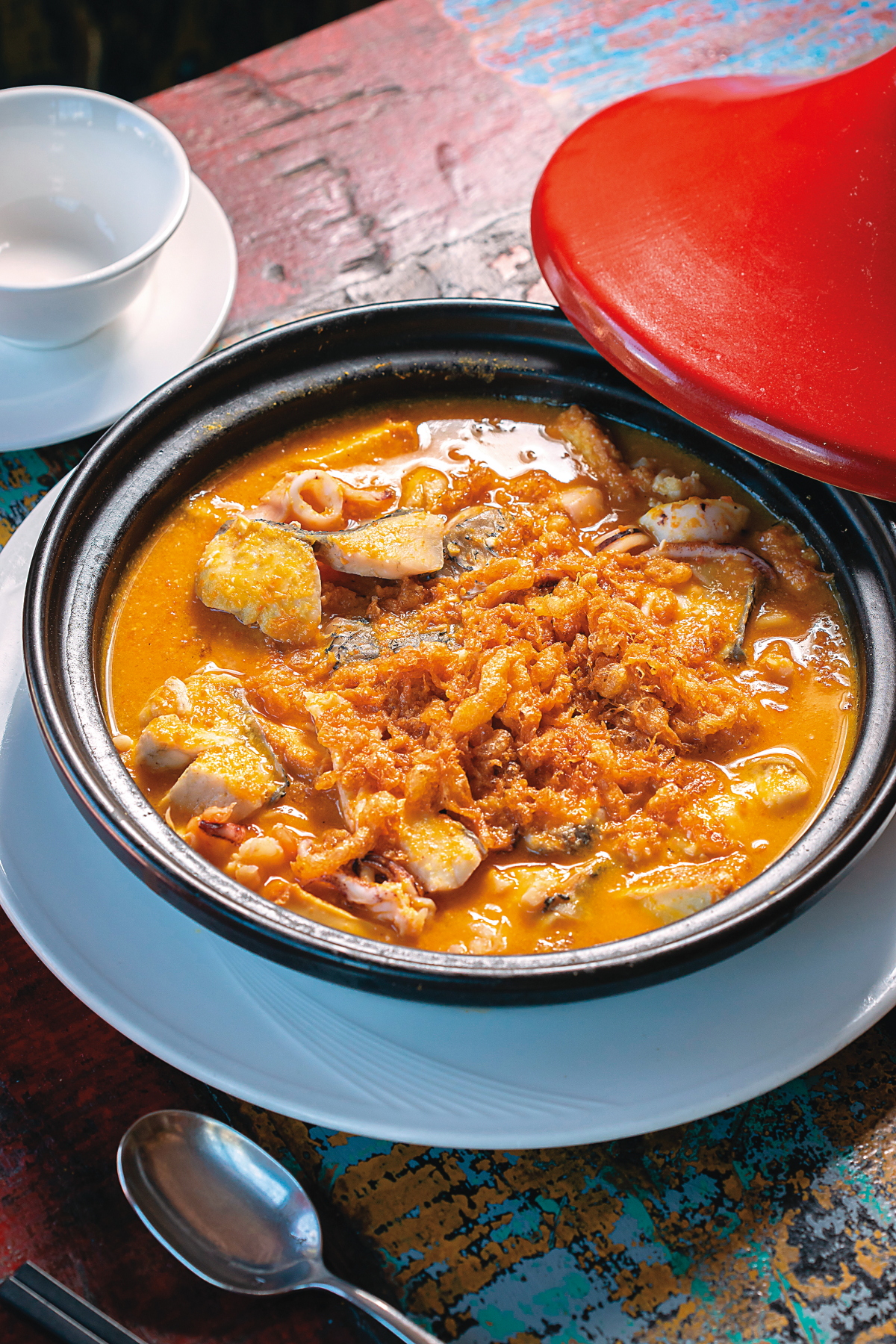 油條搭配鮮魚的「海鮮豆腐煲」十分下飯。（6,000元桌菜菜色）
