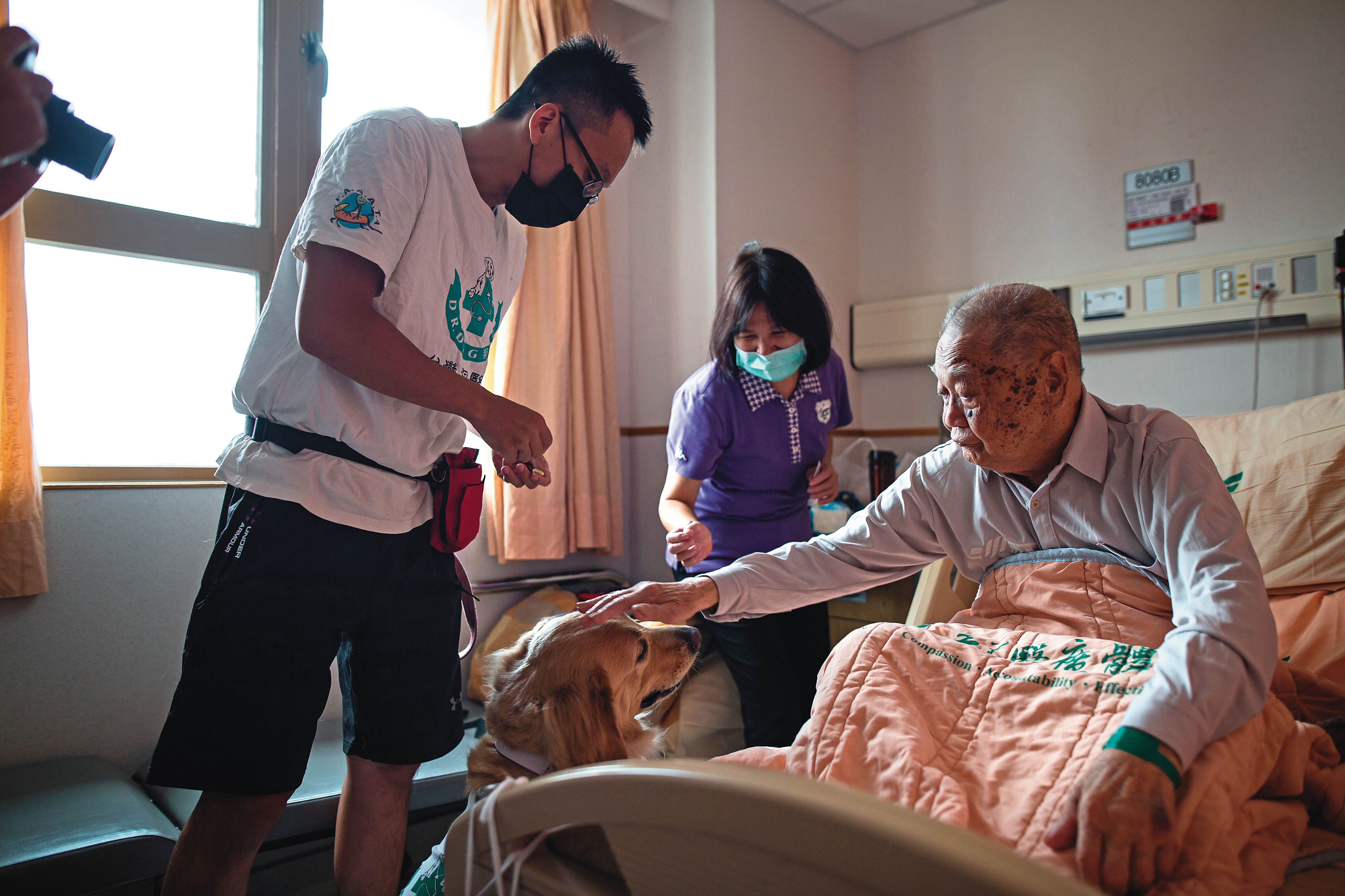 病痛纏身，吳老伯覺得人生真苦。為了減緩疼痛，女兒陪著父親住進安寧病房。這天狗醫師來了，逗得老伯難得露出笑容。