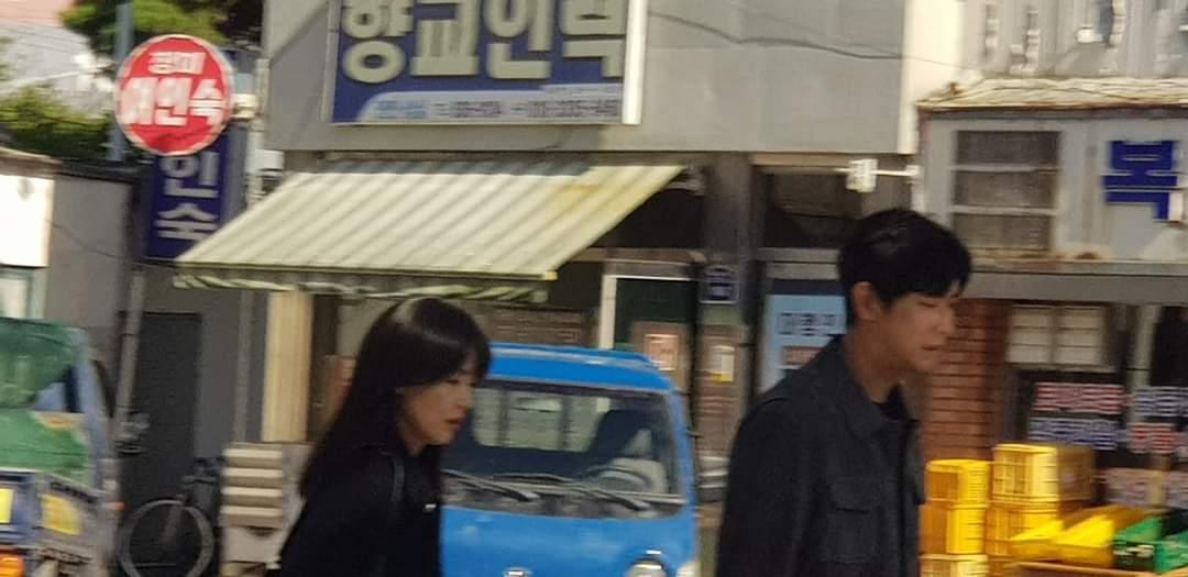 網友捕獲全智賢與朱智勛拍攝《智異山》現場。(網路圖片)