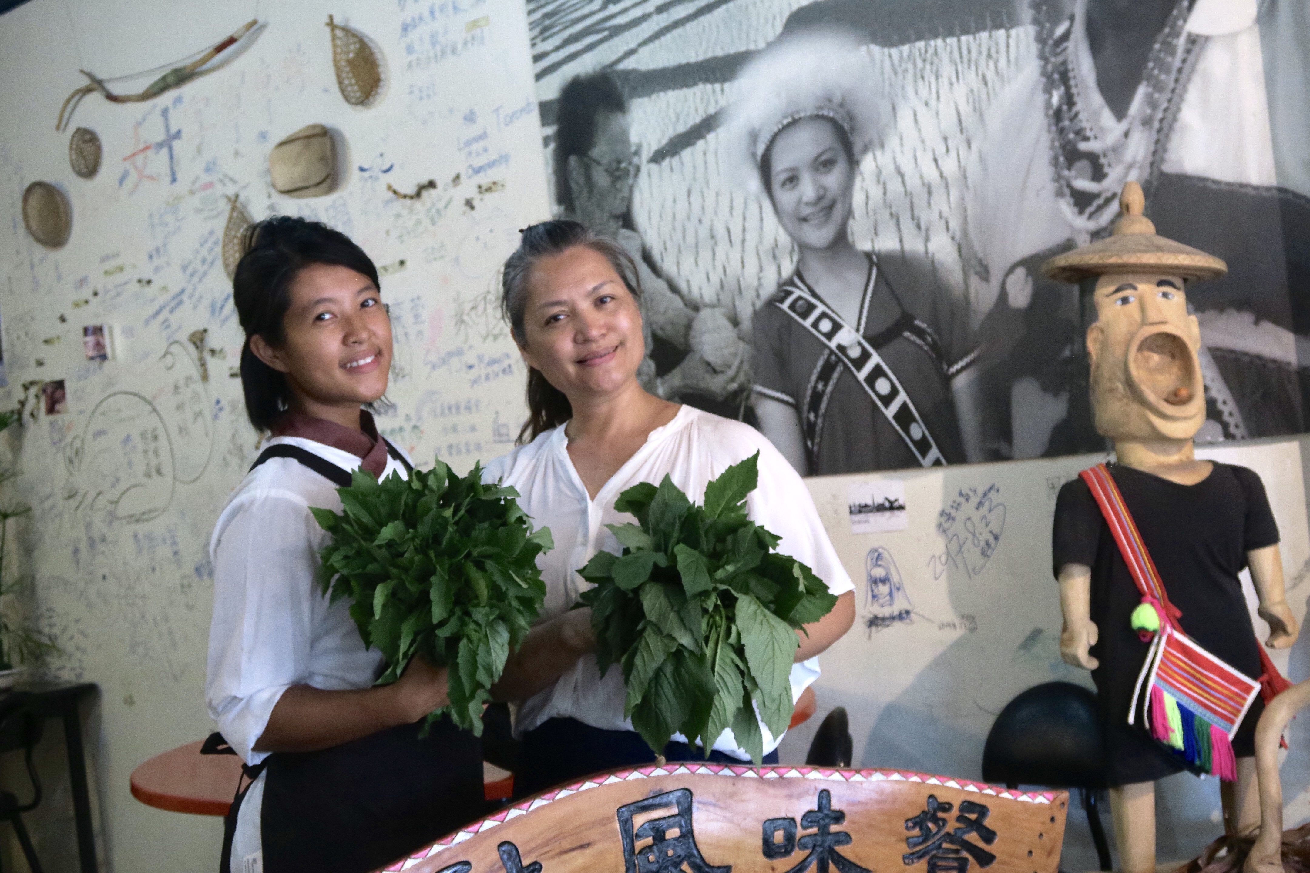 流流社主理人李秀美（右）在當地有「原住⺠料理女王」之稱，女兒也一起經營餐廳。（周郁華提供）
