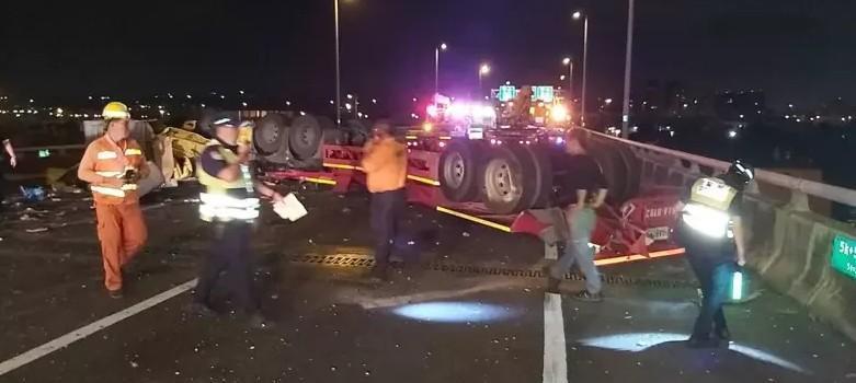 強大撞擊力導致車頭與車身分離，車頭卡在護欄，駕駛和車後方的氣體槽則是墜落至彰化市茄苳路2段。（翻攝畫面）