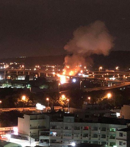 駕駛與氫氣桶槽自約20公尺高的高架匝道飛墜落地爆炸，數公里外都可以看到現場火光直衝天際。（翻攝畫面）